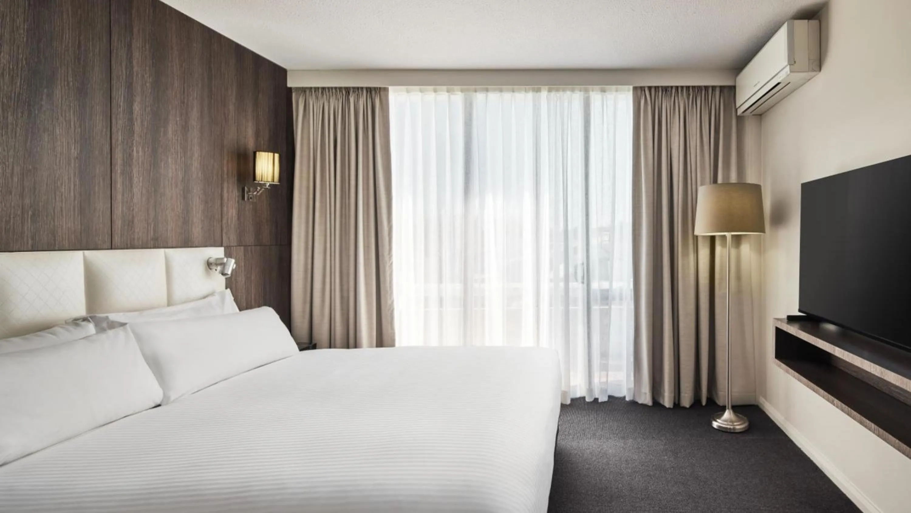 King Suite with Balcony in Holiday Inn Warwick Farm by IHG