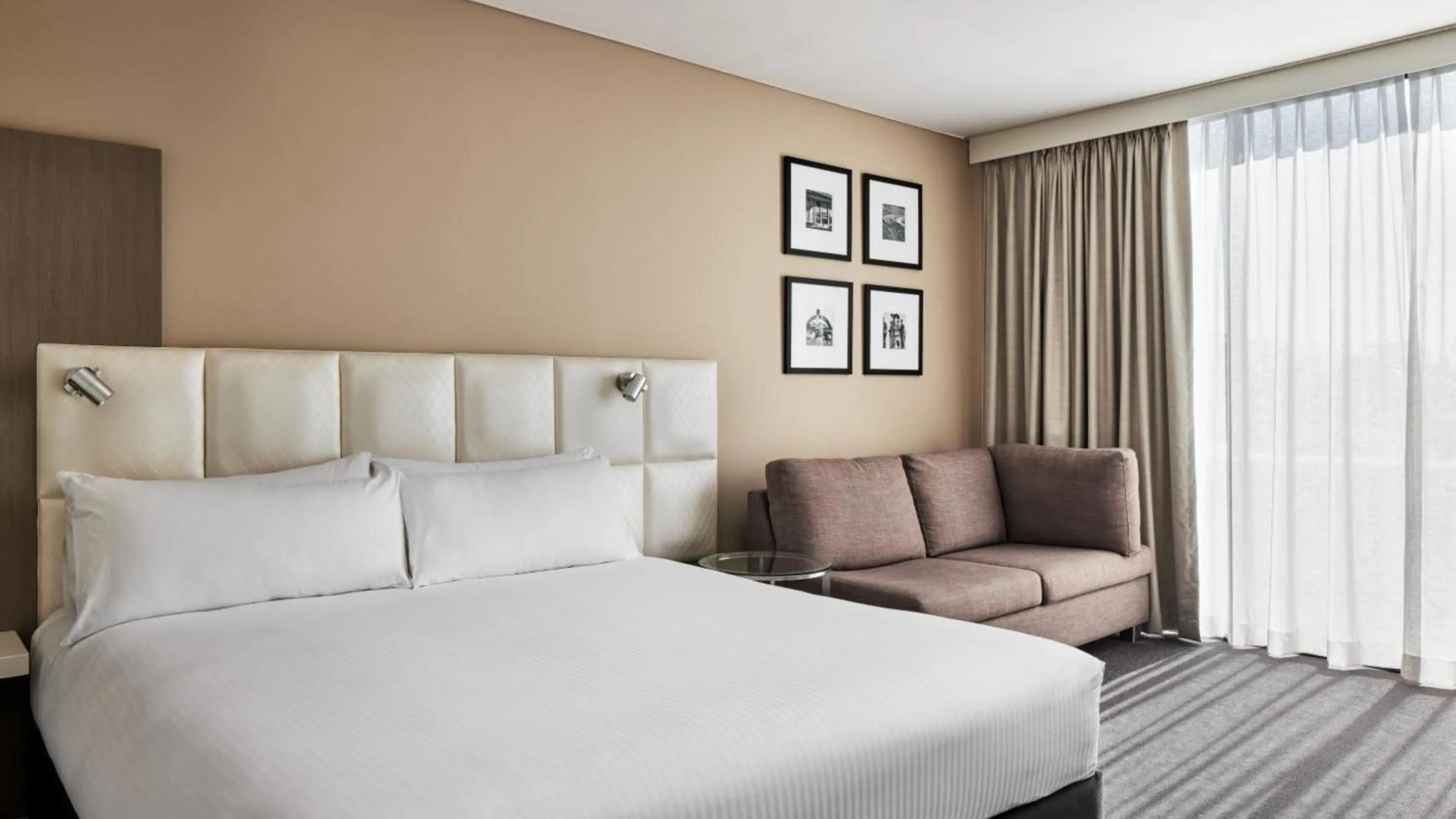 Premium King Room in Holiday Inn Warwick Farm by IHG