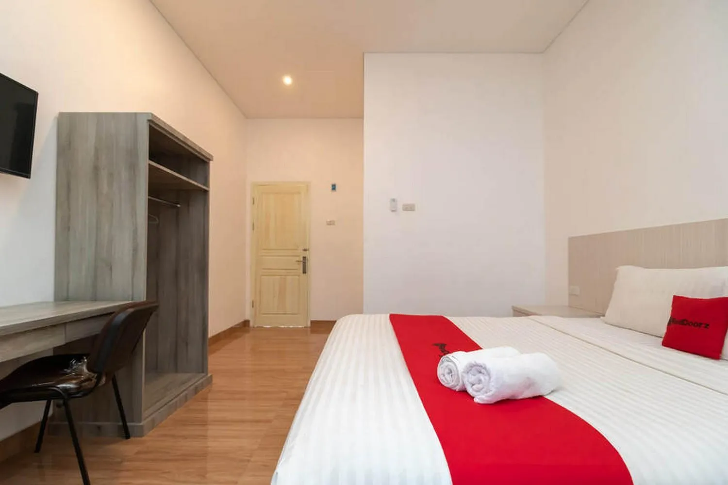 Deluxe Room in RedDoorz near Exit Tol Kotabaru ITERA Lampung