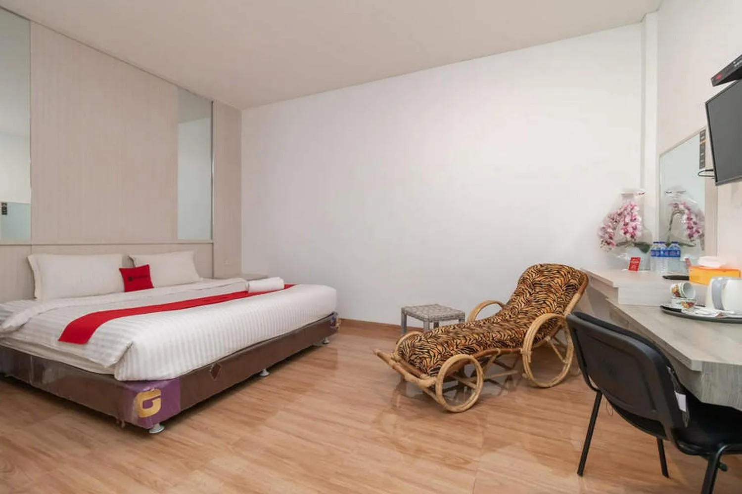 Family Room in RedDoorz near Exit Tol Kotabaru ITERA Lampung