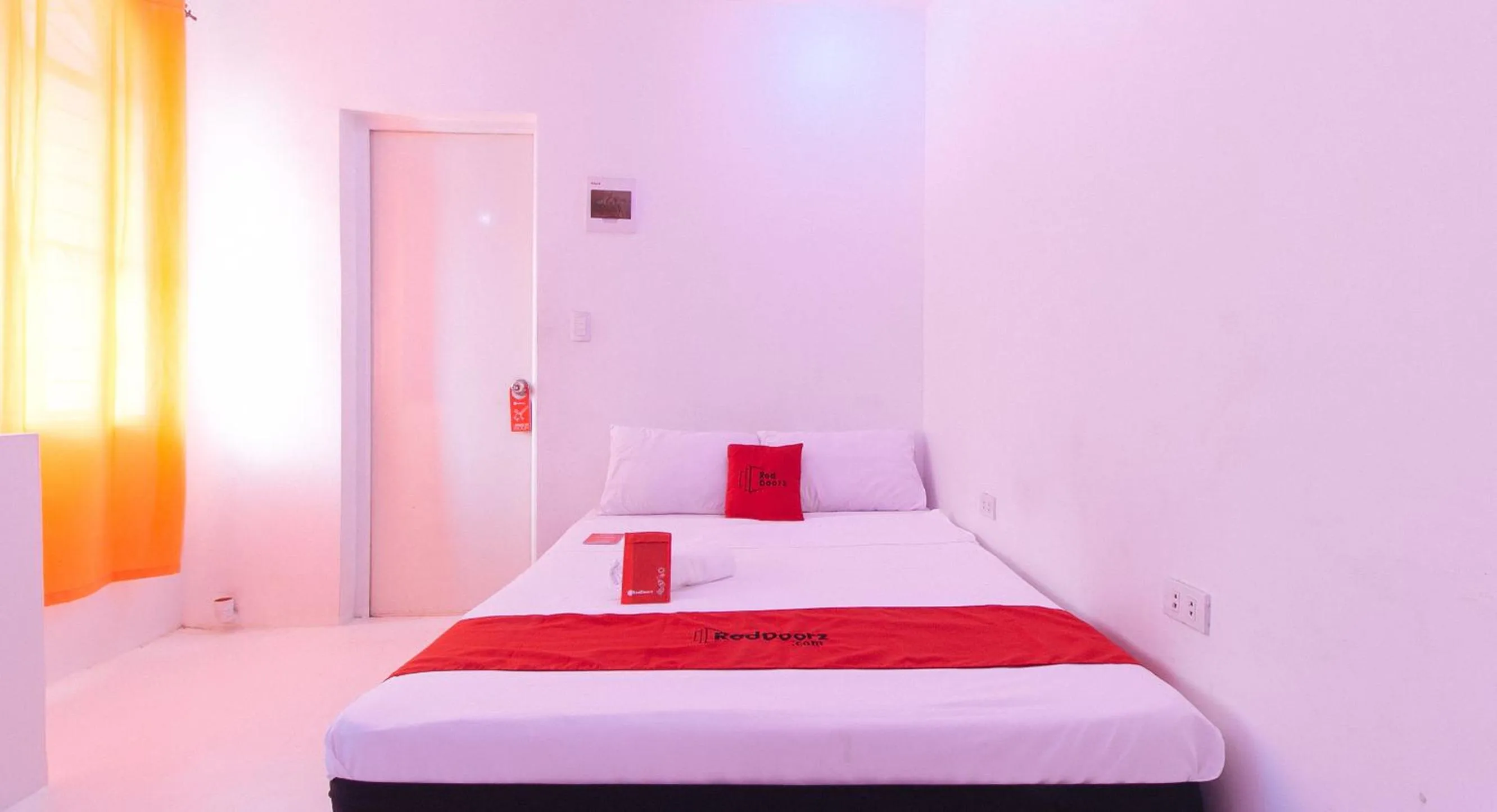Double Room in RedDoorz @ Jolly Orange Paranaque