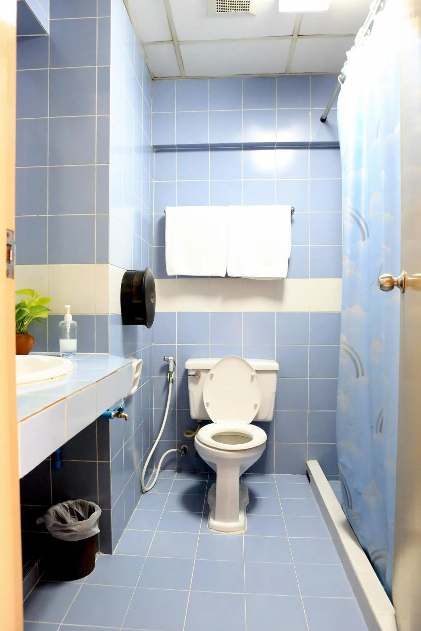 Deluxe Twin Room in L.A. Tower Hotel