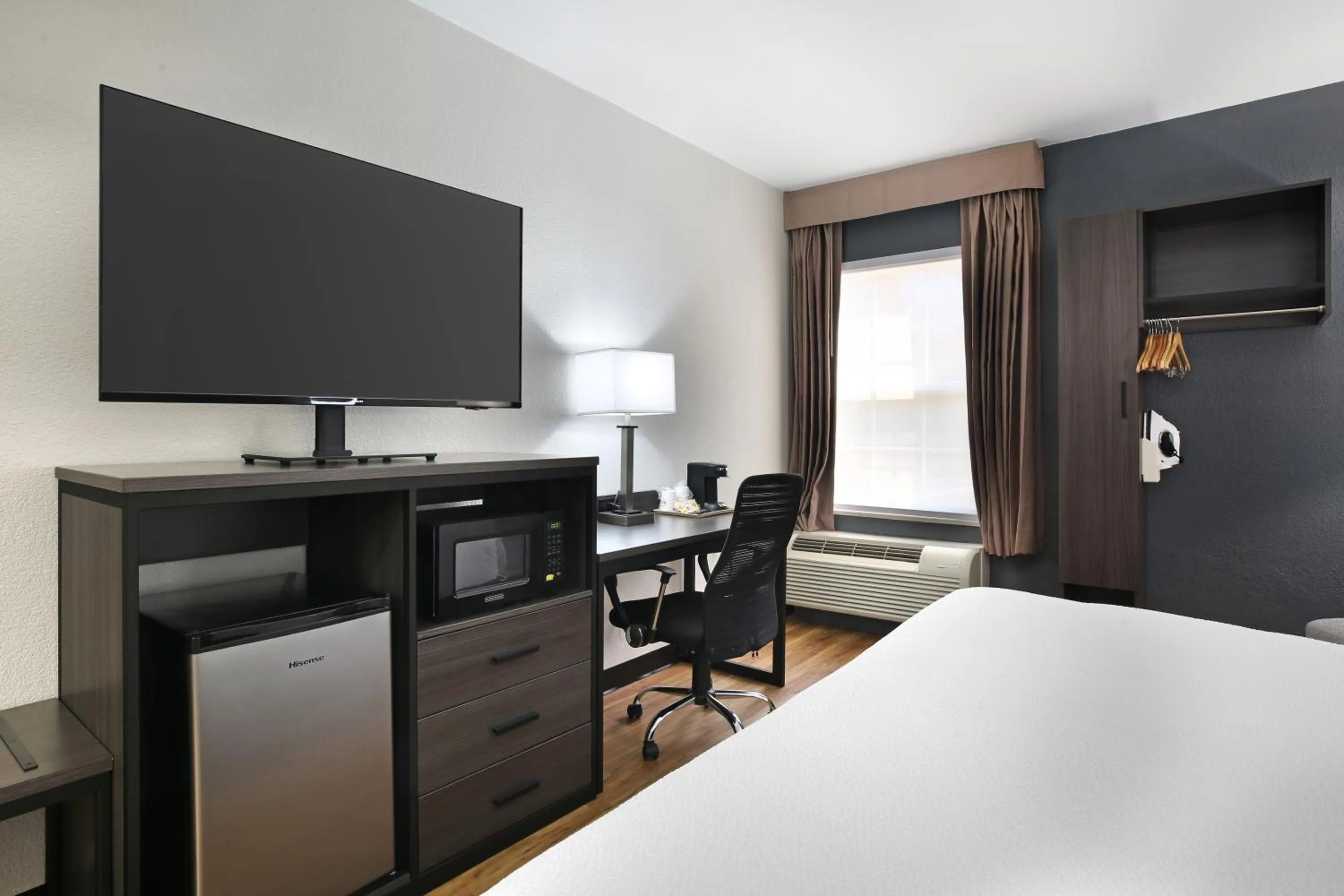 King Room with Bath Tub - Disability Access/Non-Smoking in Quality Inn Mystic