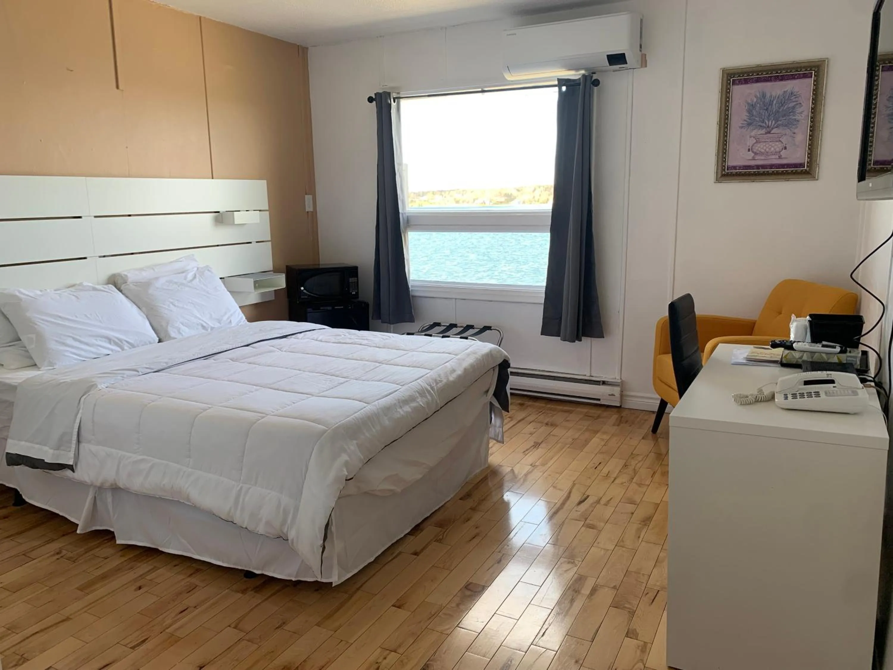 Deluxe Double Room (2 Adults + 1 Child) in Harbourview Inn and Suites