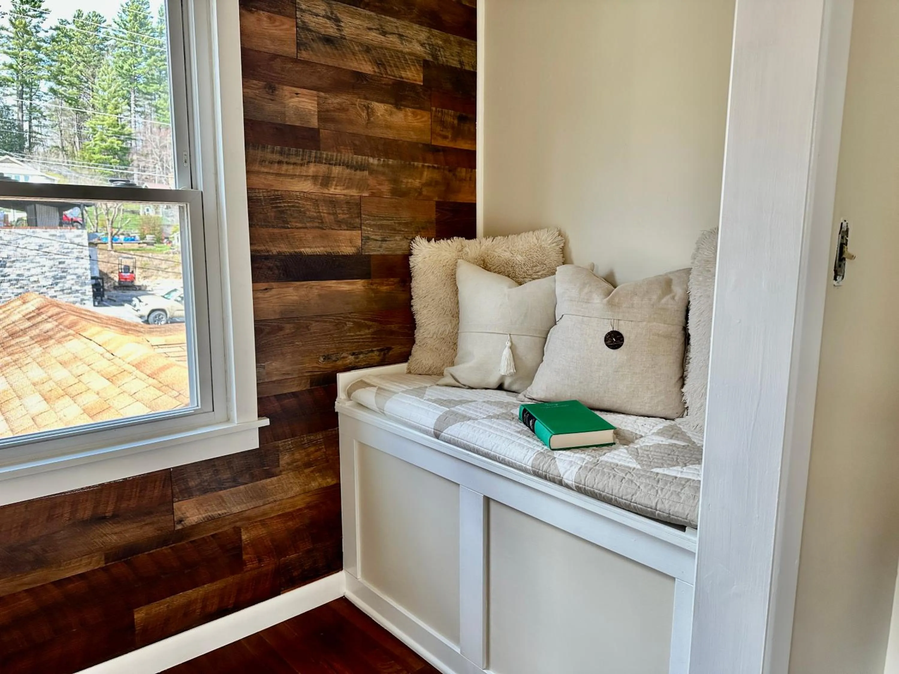 Deluxe Suite in Mountainaire Inn and Log Cabins