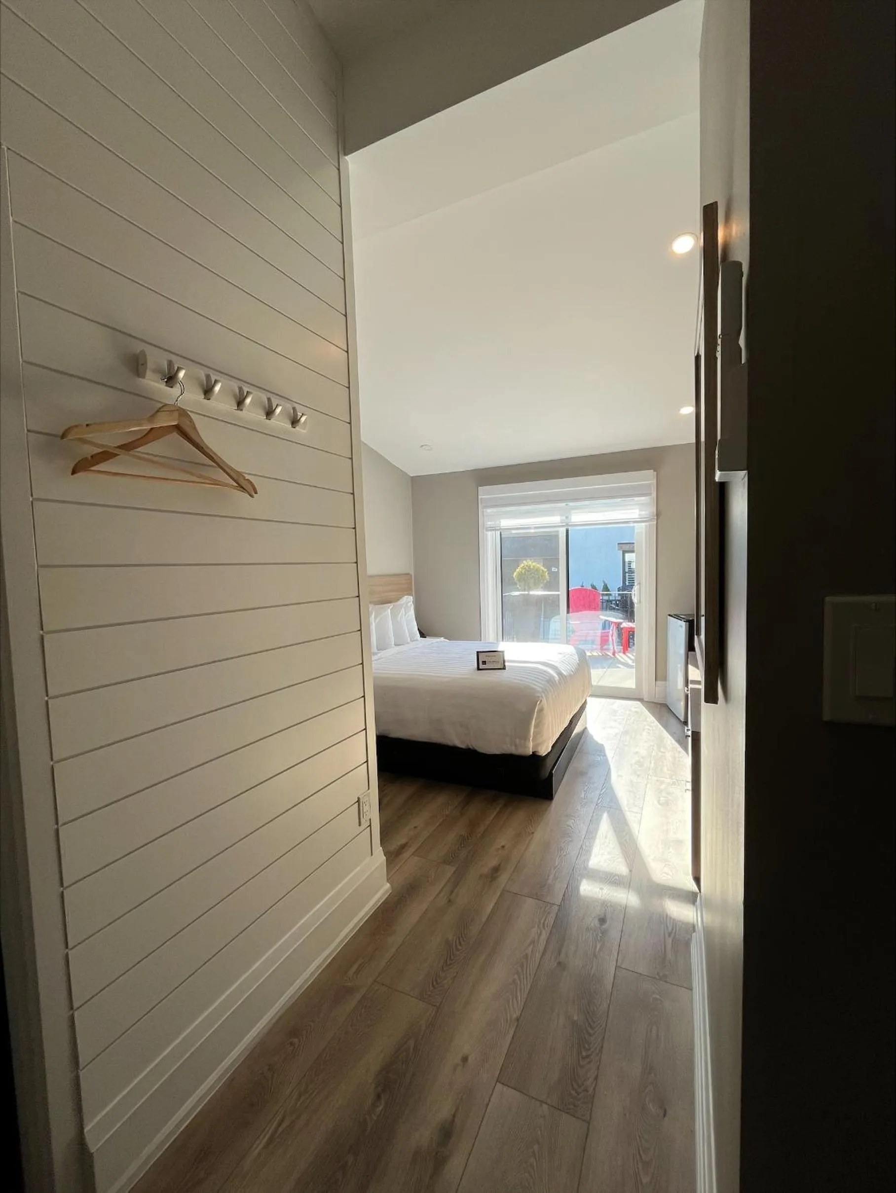 Superior Queen Room in Colonial Hotel & Suites