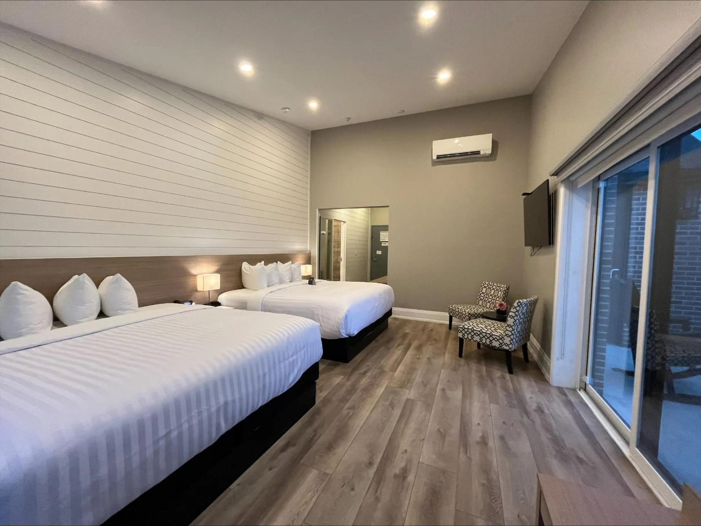 Deluxe King Room in Colonial Hotel & Suites