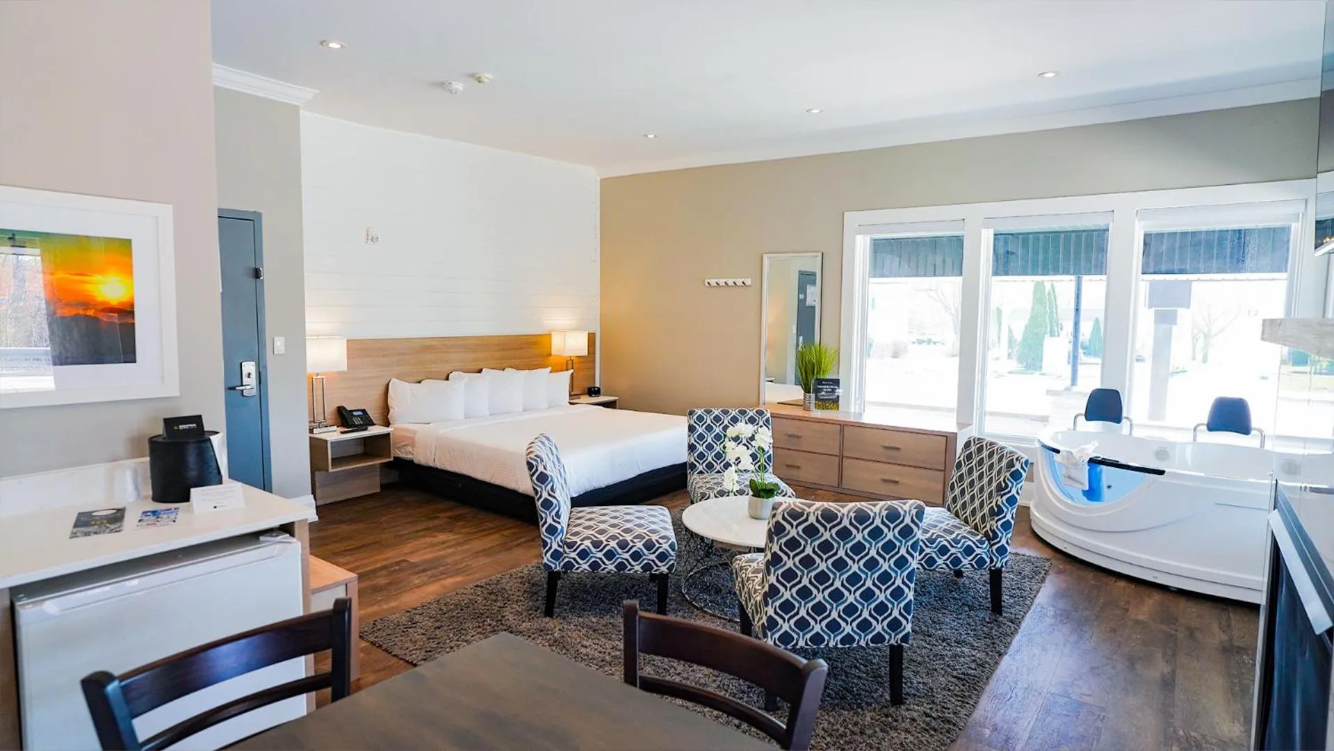 King Suite with Spa Bath in Colonial Hotel & Suites