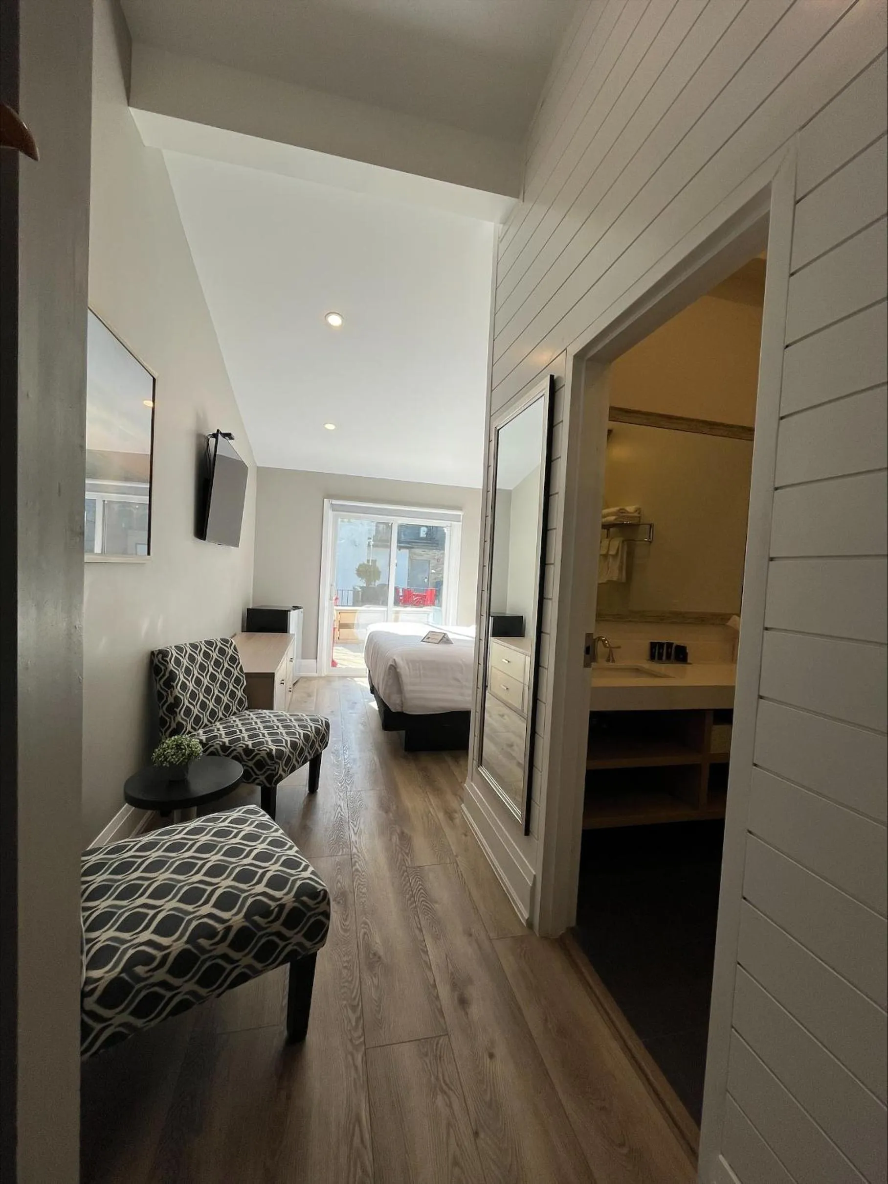 Superior King Room in Colonial Hotel & Suites