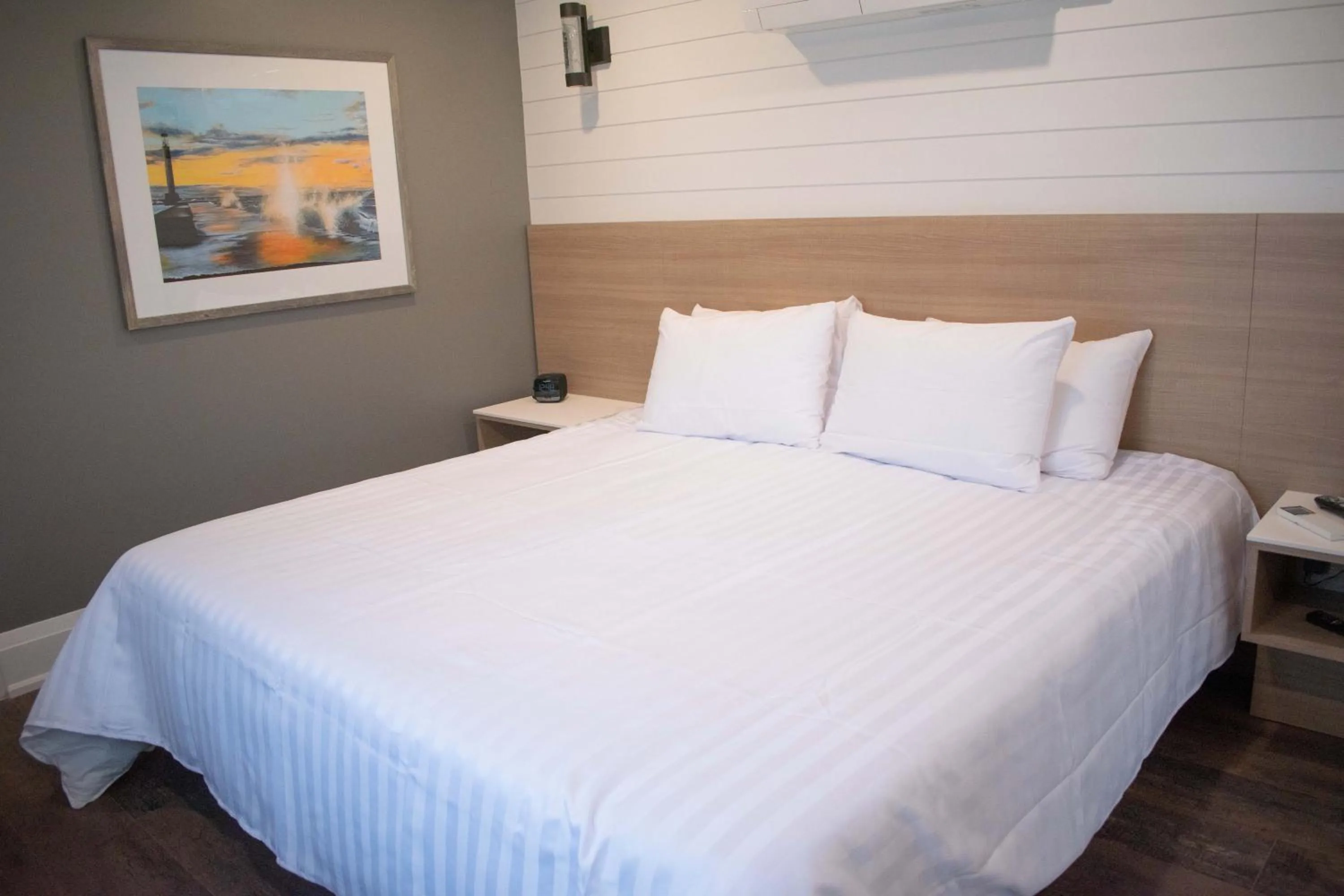 Superior King Suite in Colonial Hotel & Suites