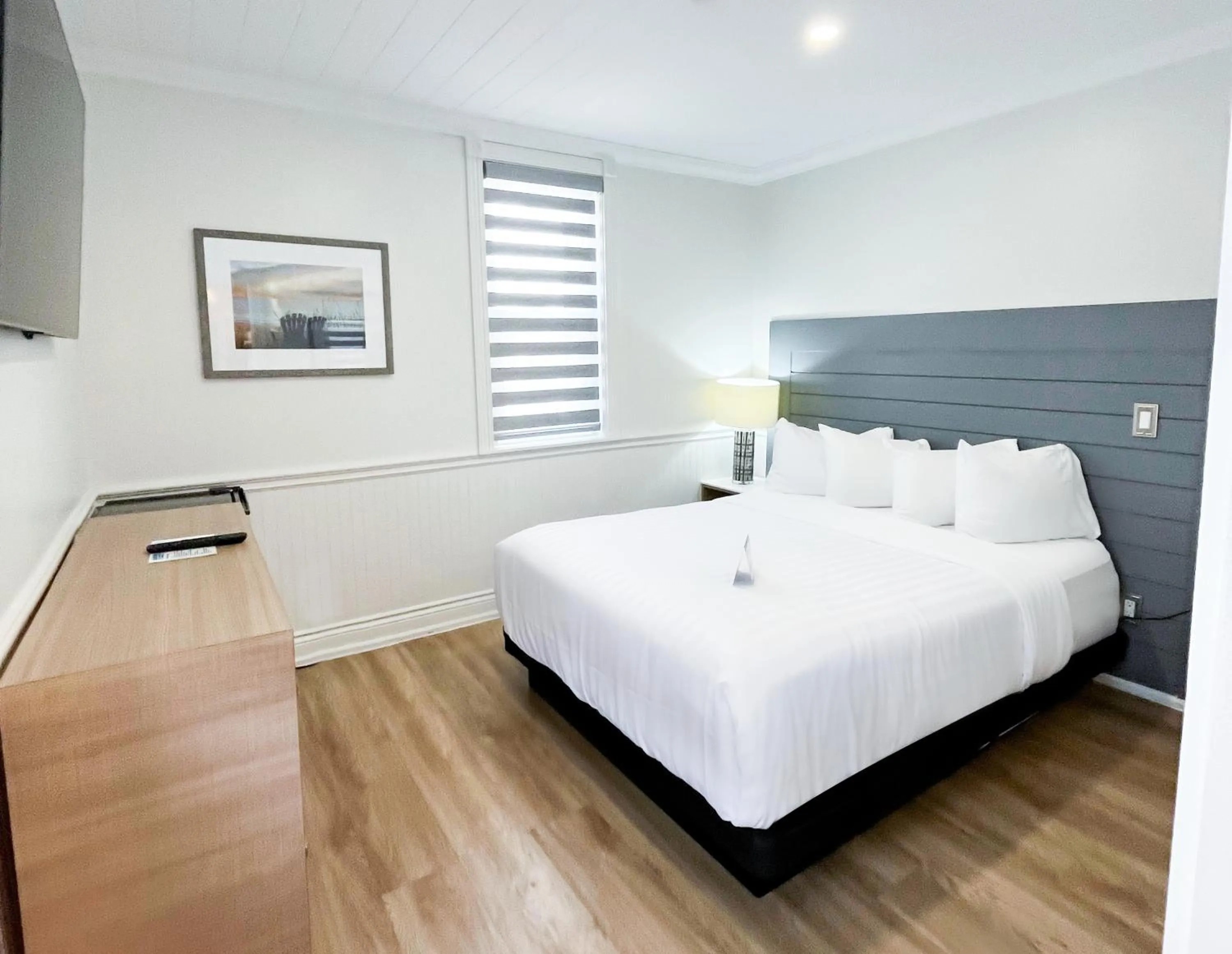 Deluxe Queen Room in Colonial Hotel & Suites