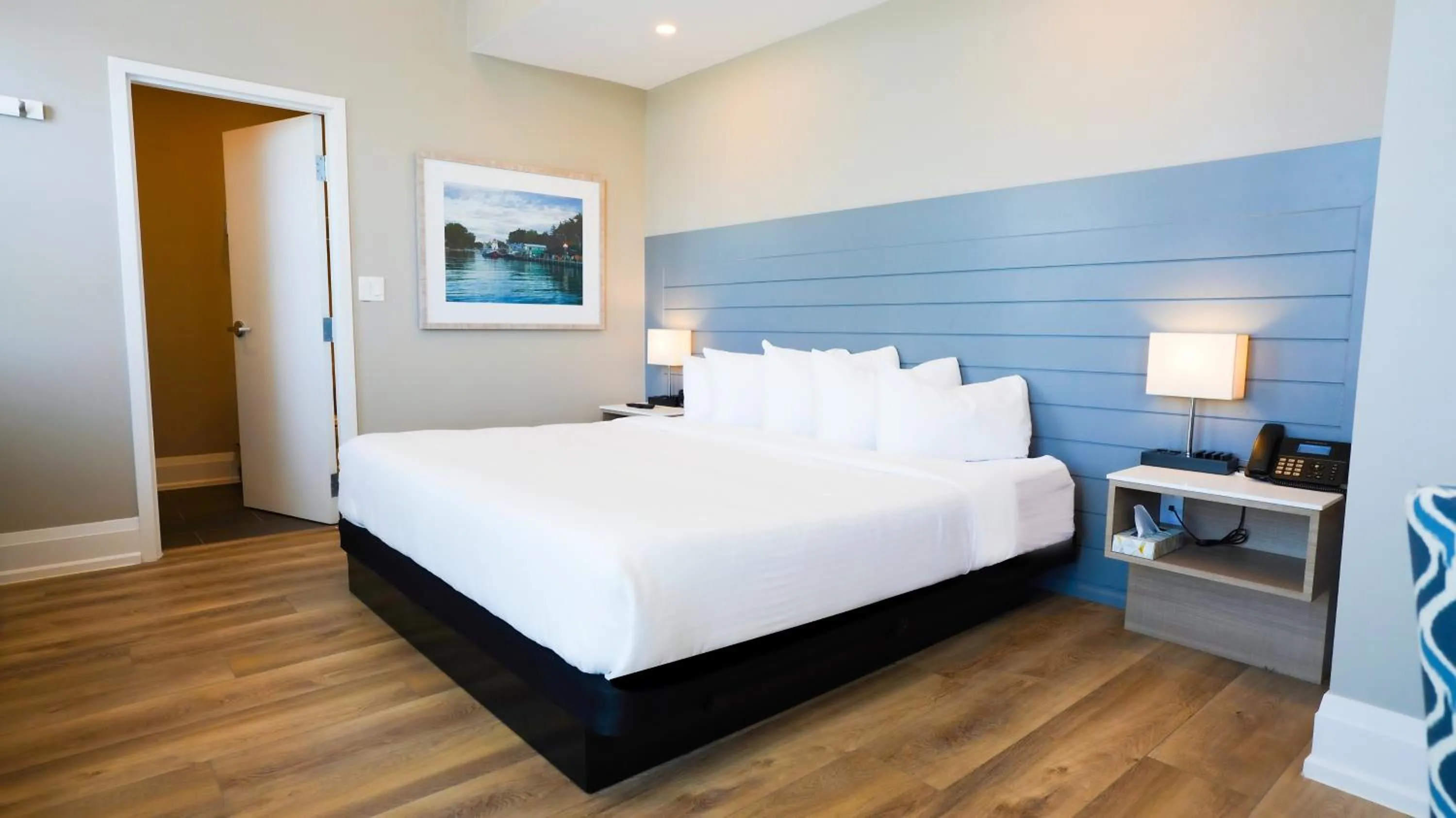 Deluxe King Room in Colonial Hotel & Suites