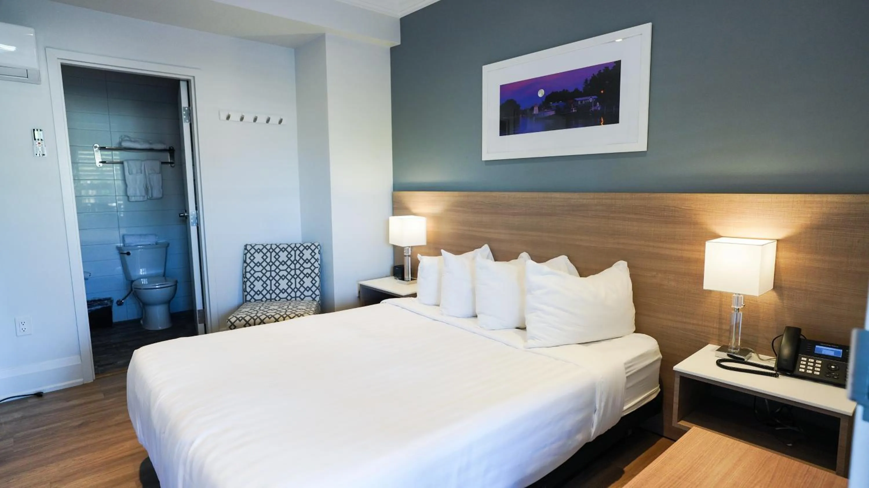 Deluxe Queen Room in Colonial Hotel & Suites