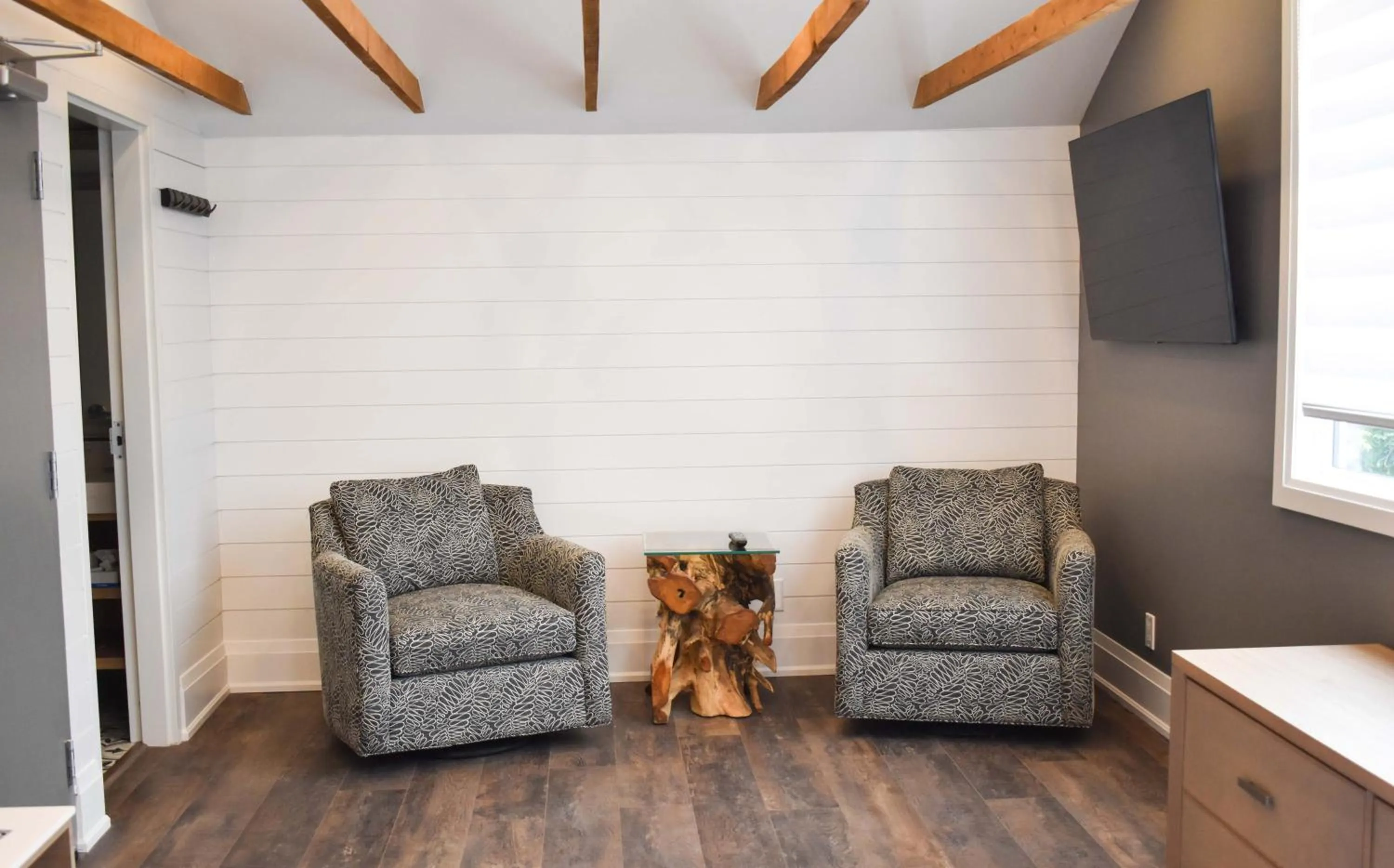 Deluxe King Room in Colonial Hotel & Suites