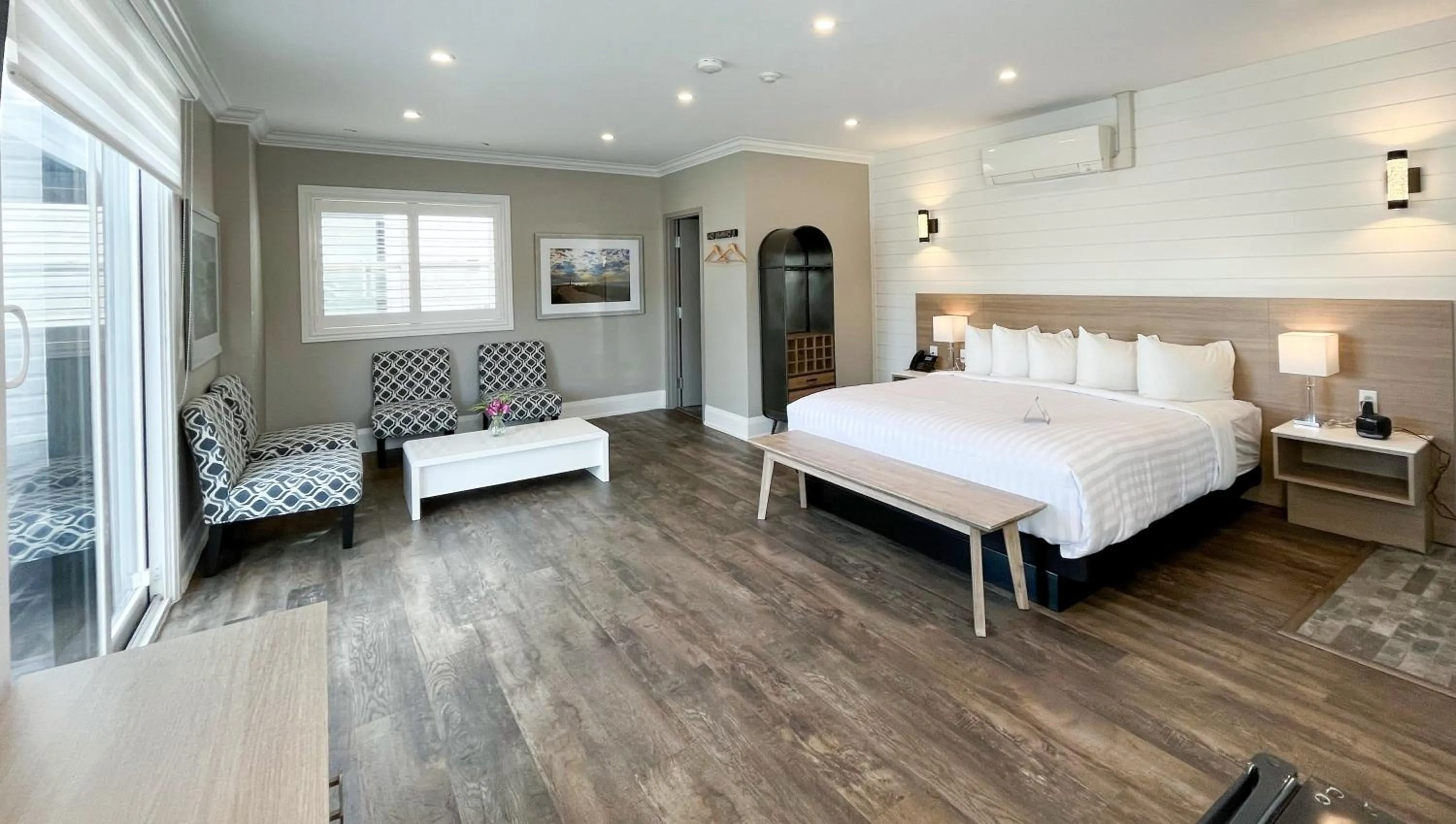 Deluxe King Suite in Colonial Hotel & Suites