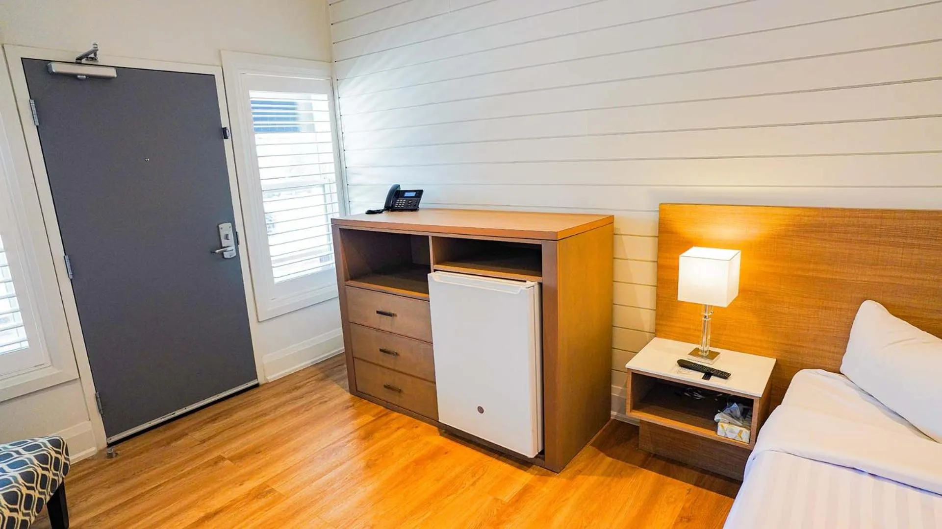 Standard King Room in Colonial Hotel & Suites