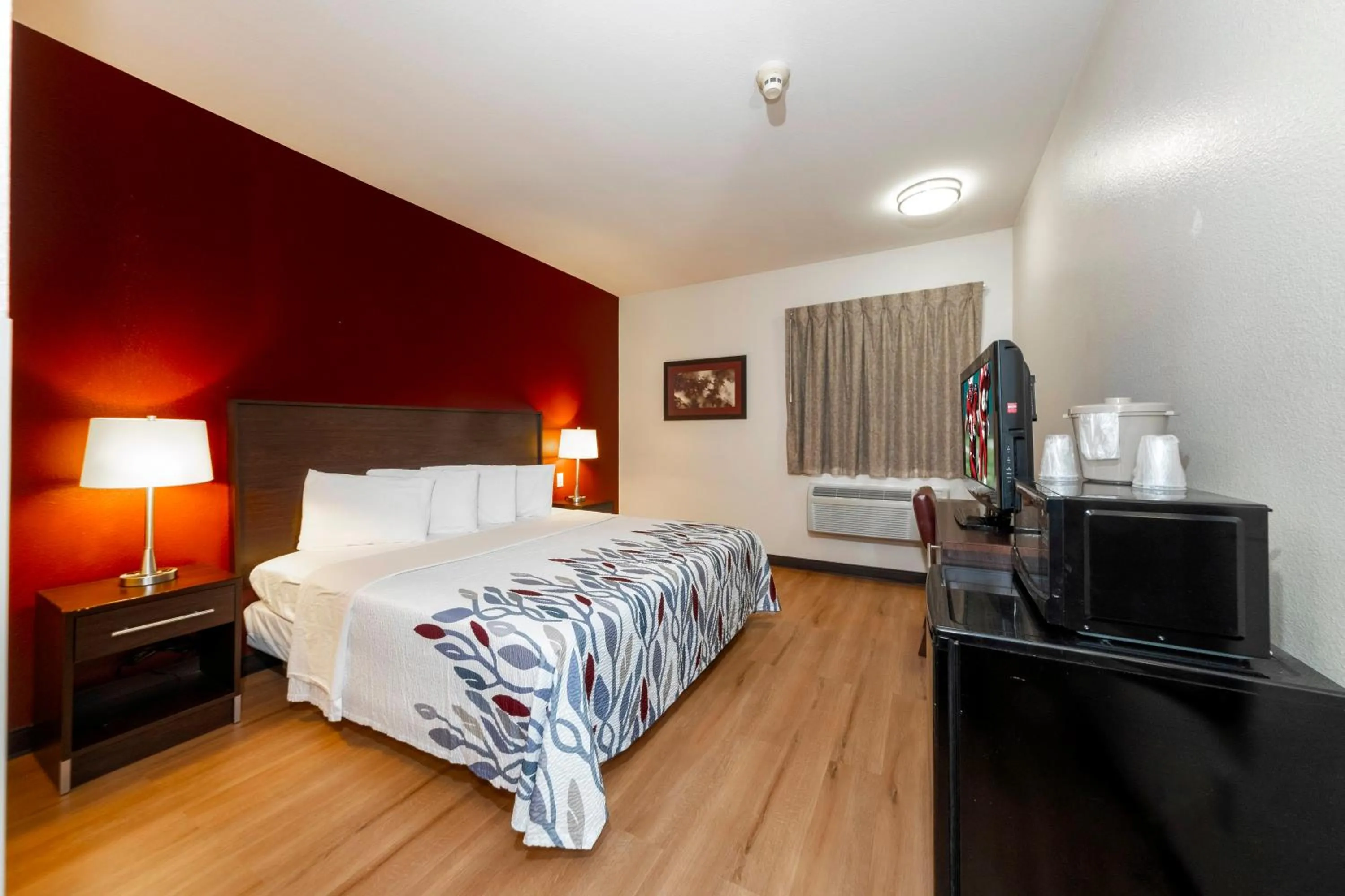 Deluxe King Room - Disability Access/Roll-in Shower Non-Smoking in Red Roof Inn St Robert Ft Leonard Wood