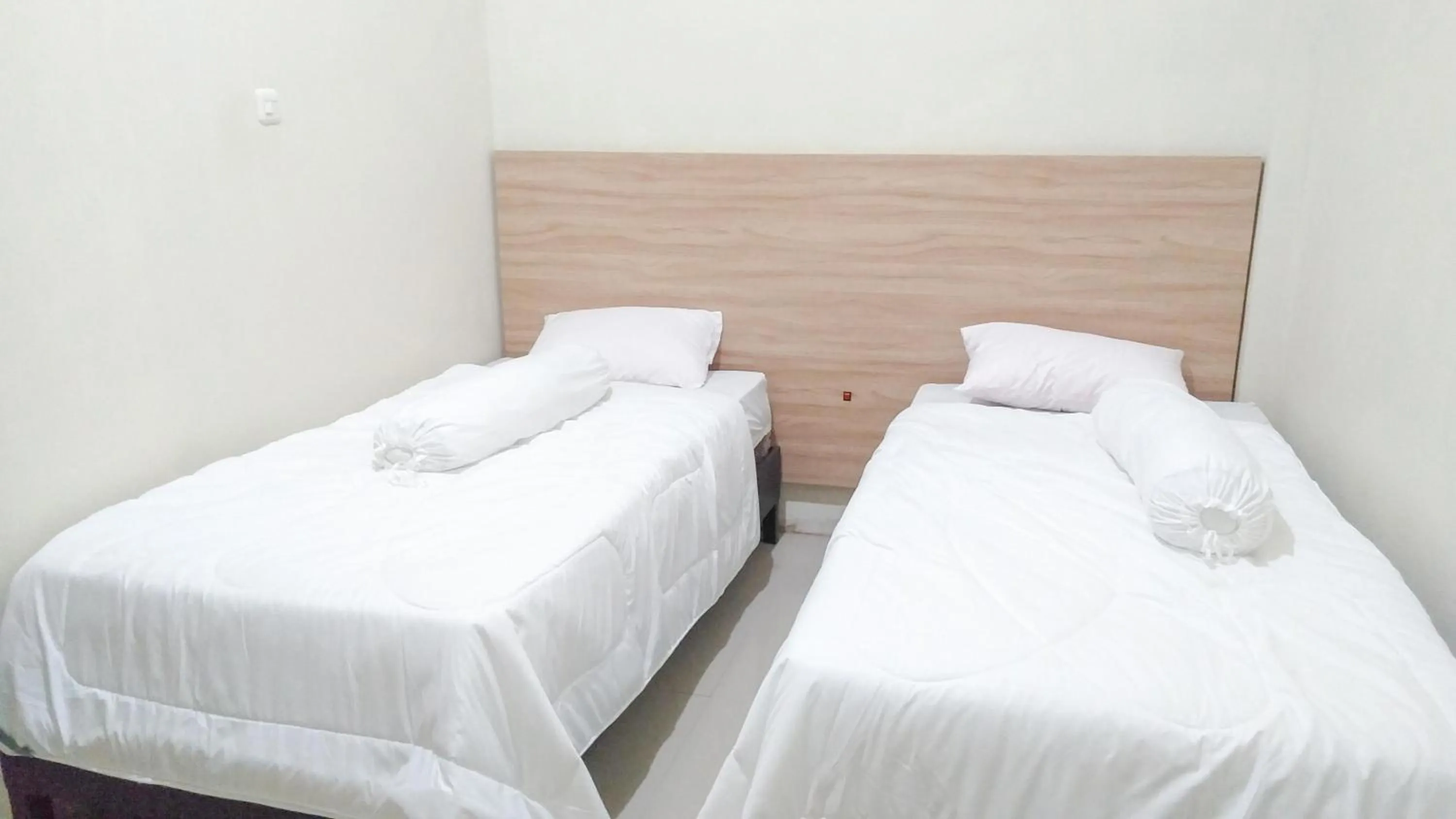 Twin Room in RedDoorz Syariah at Karema Area Mamuju