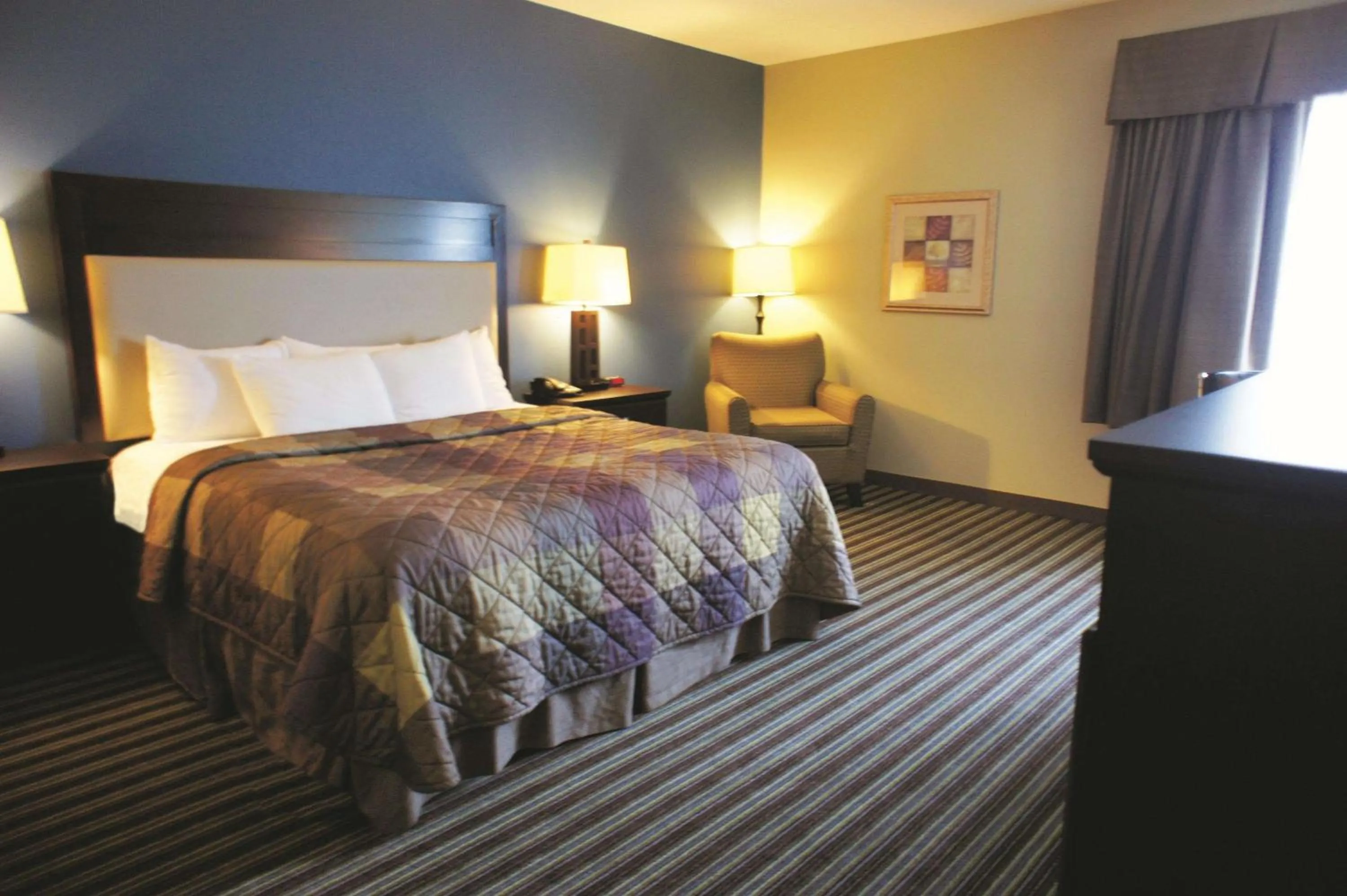 1 King Bed, Mobility/Hearing Accessible Room, Bathtub w/ Grab Bars, Non-Smoking in La Quinta Inn & Suites by Wyndham Broussard - Lafayette Area