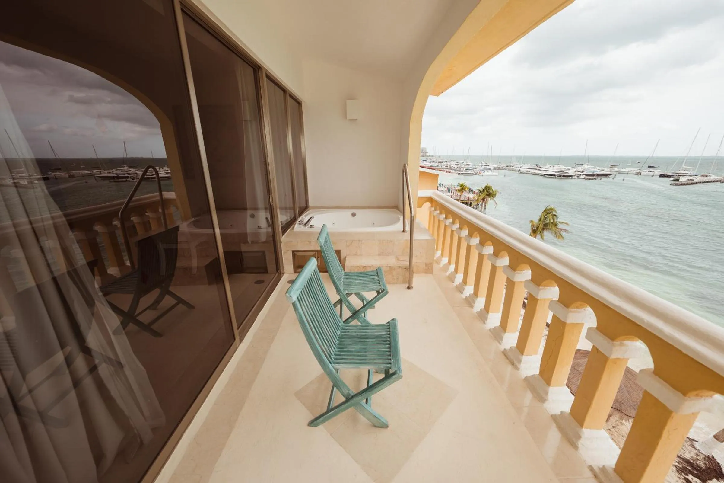 Jacuzzi Ocean View in All Ritmo Cancun Resort & Water Park