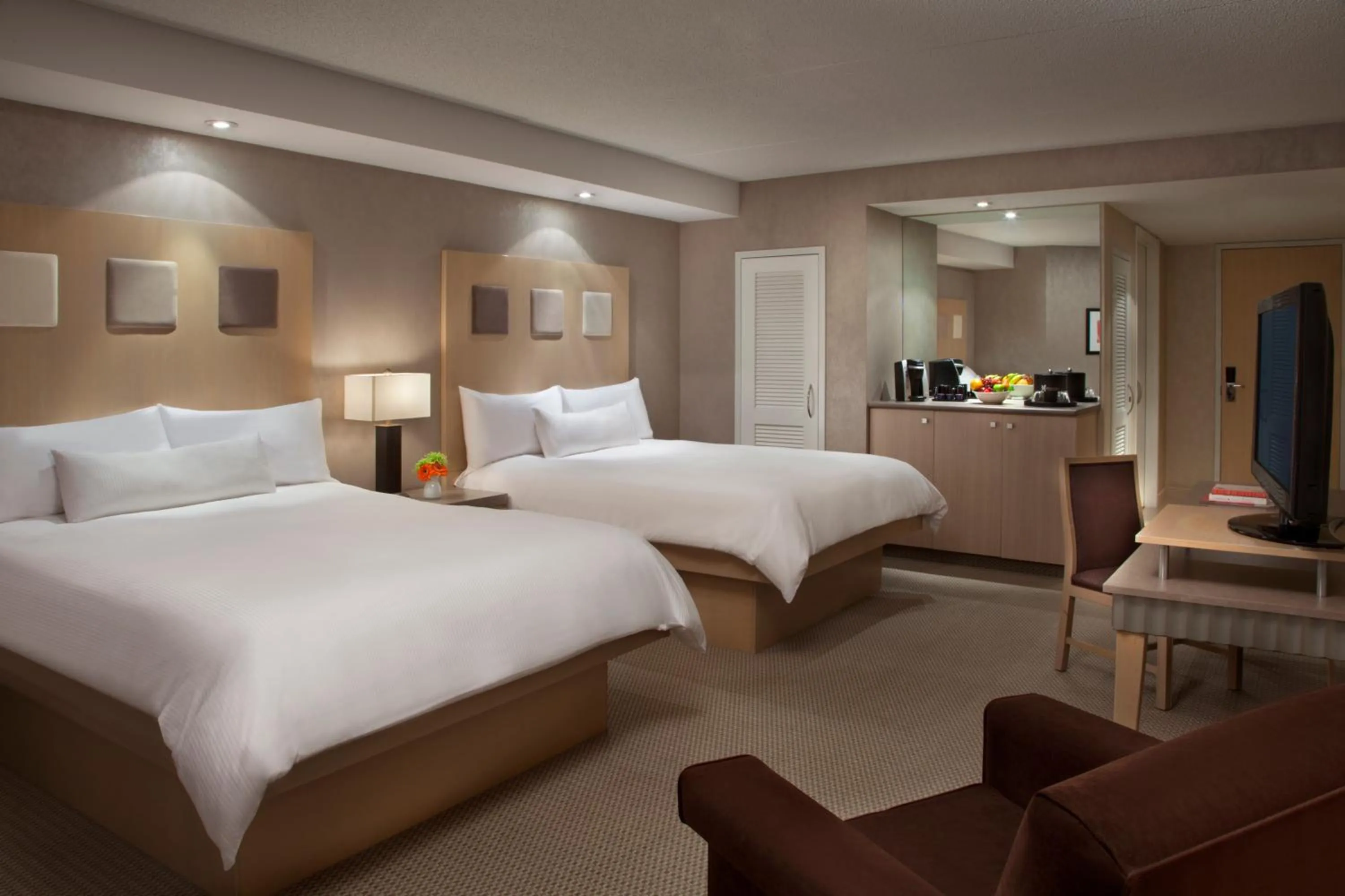 Tower Queen Room with Two Queen Beds in White Oaks Conference & Resort Spa