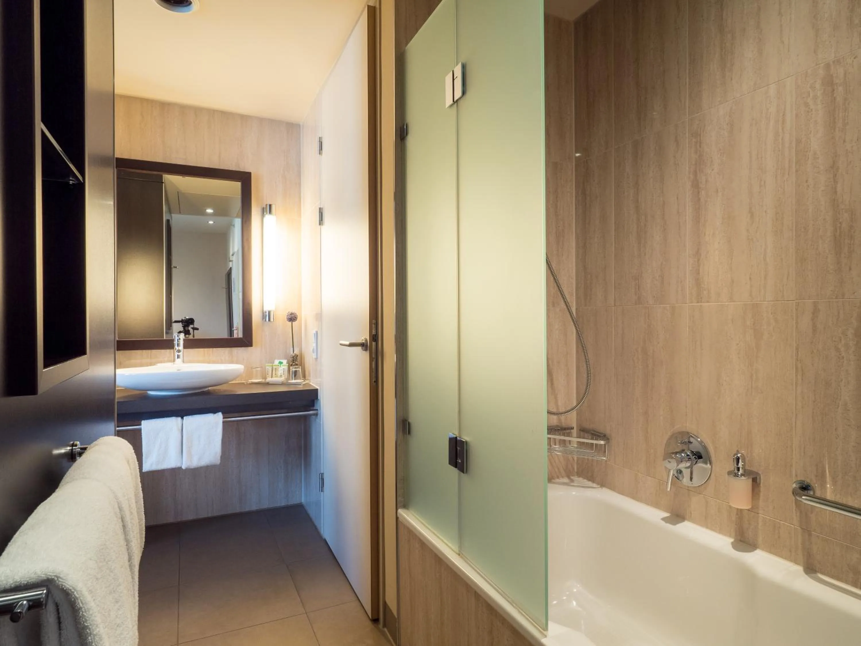 Deluxe Twin Room in Lindner Hotel Vienna Am Belvedere, part of JdV by Hyatt