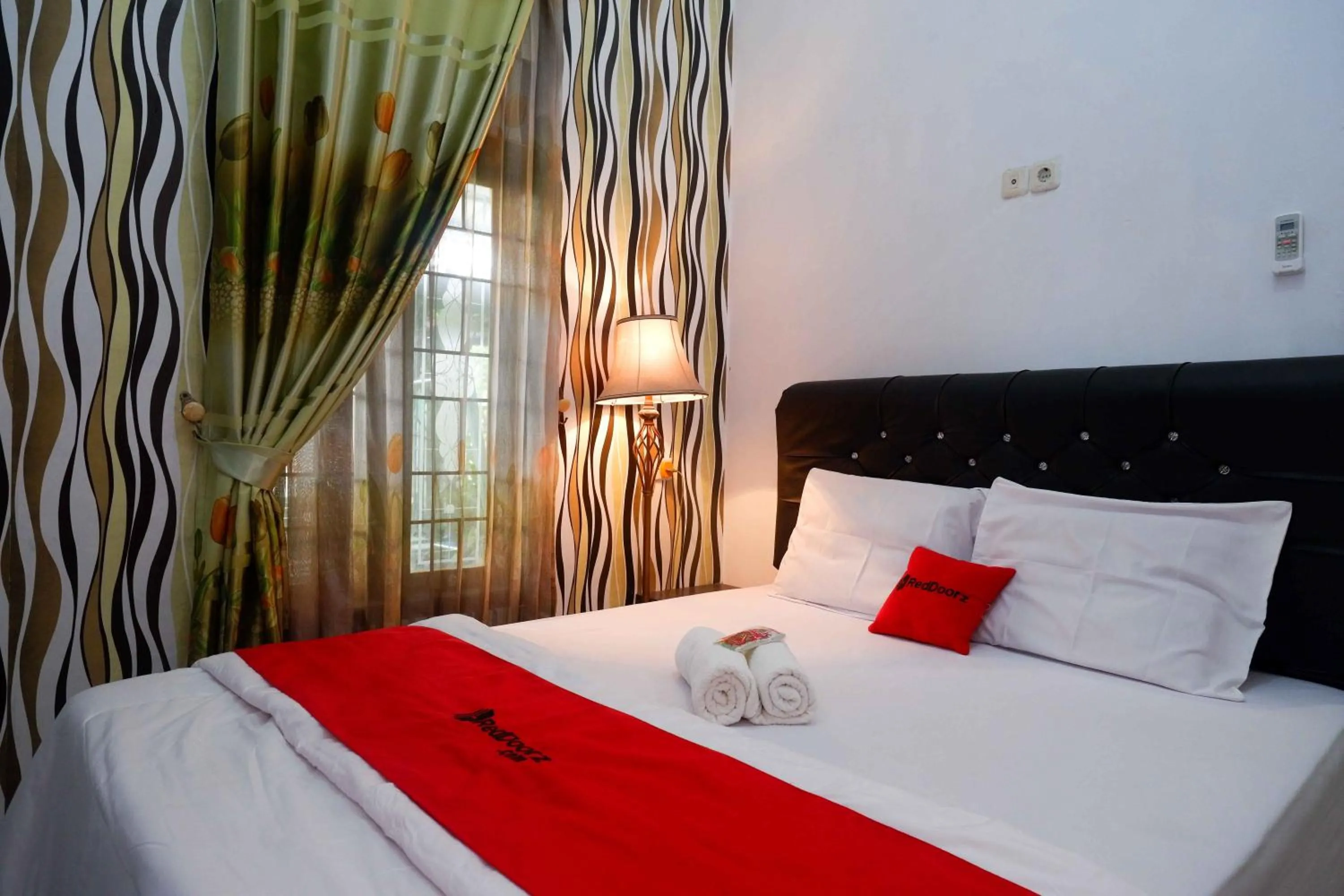 Deluxe Room in RedDoorz Syariah near RS Mitra Siaga