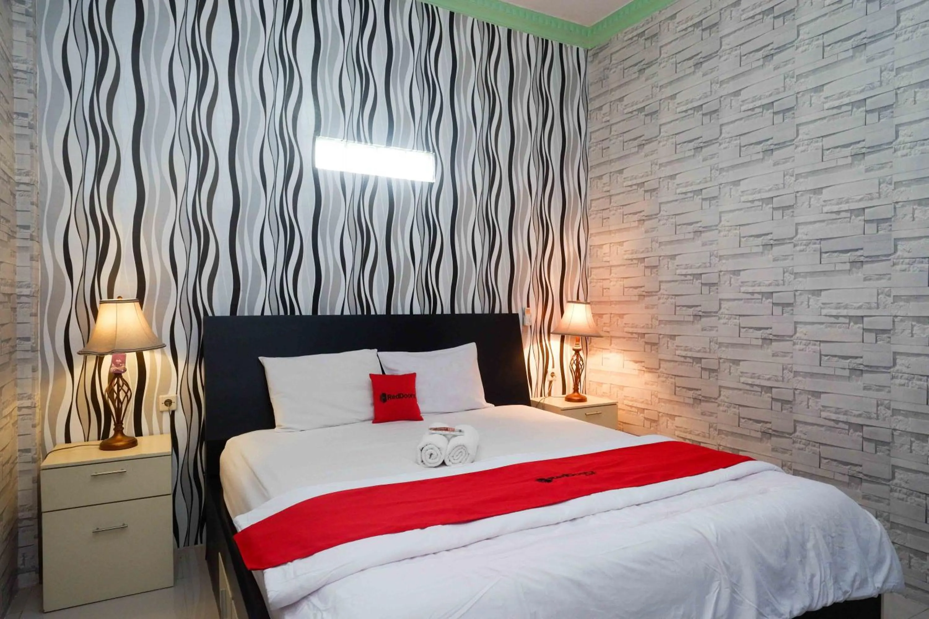 Junior Suite in RedDoorz Syariah near RS Mitra Siaga