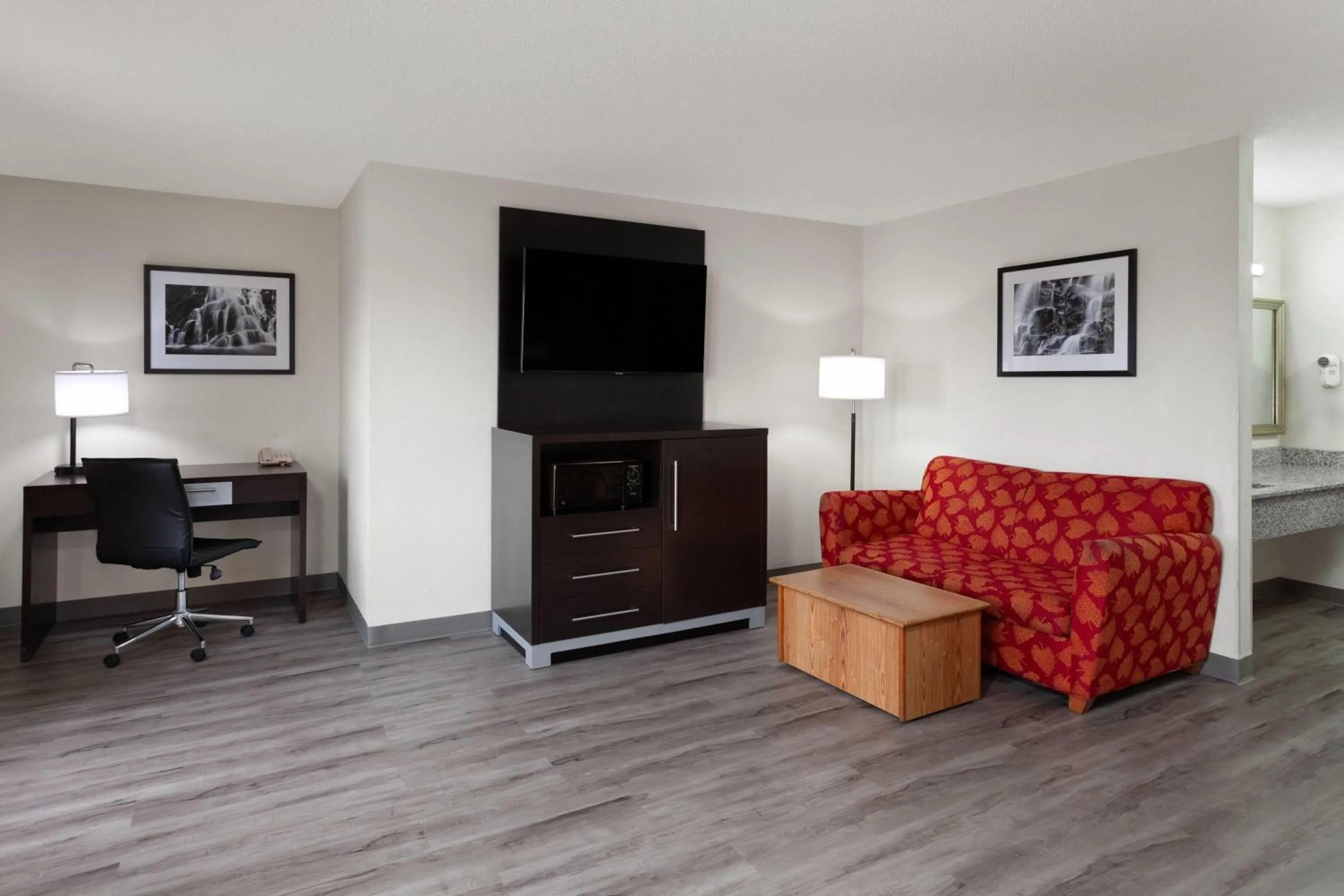 Deluxe King Suite in Baymont by Wyndham Green Bay