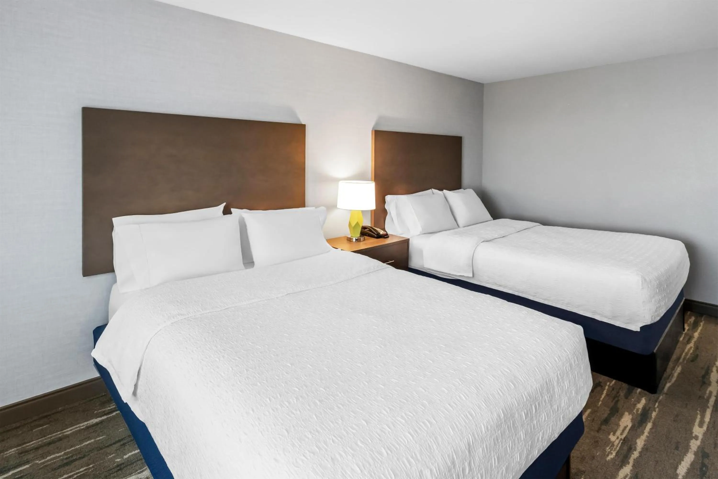 Queen Room with Two Queen Beds - Mobility and Hearing Access/Non-Smoking in Hampton Inn Middletown