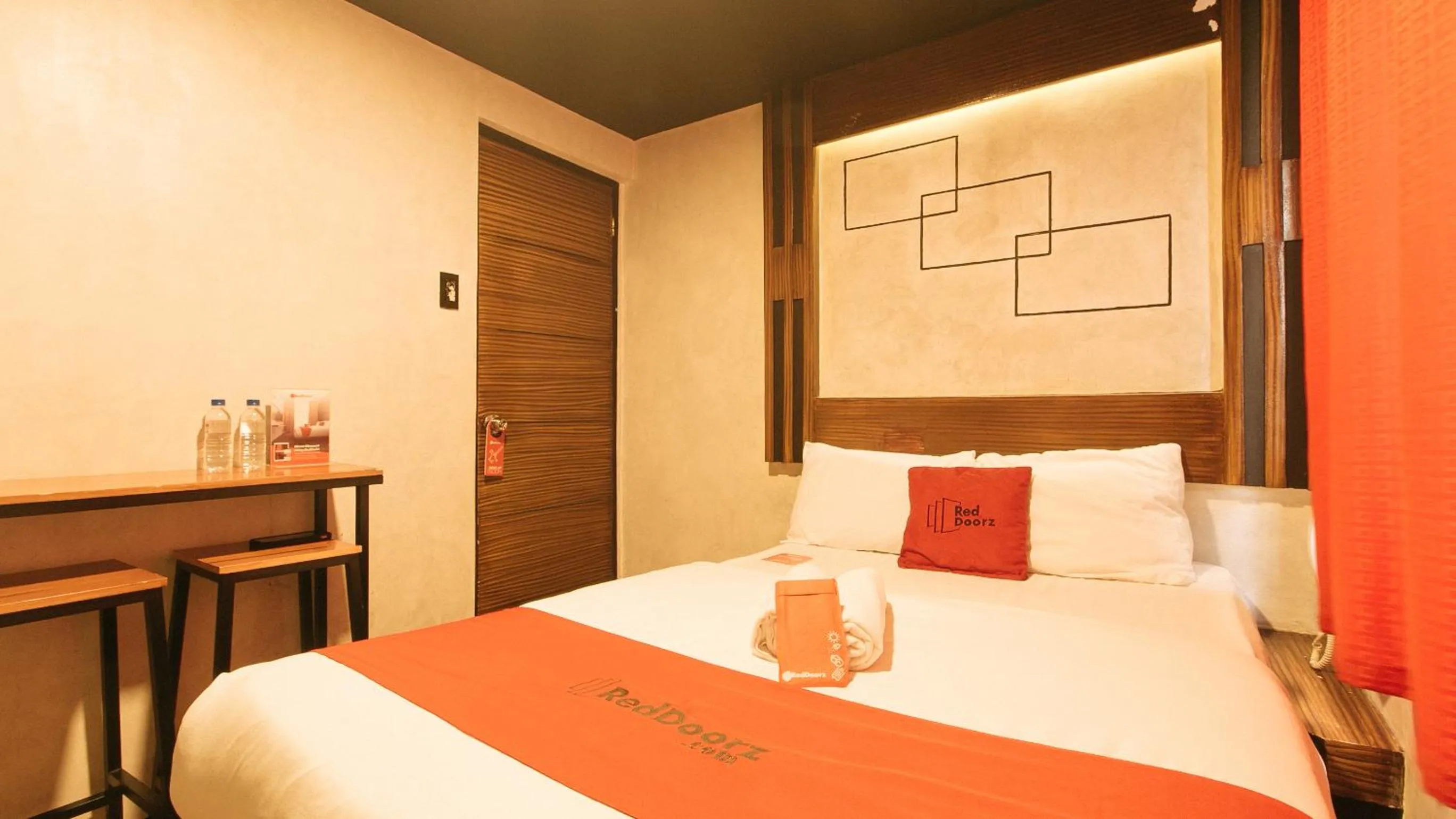 Standard Double Room in RedDoorz @ Good 101 Quiricada Manila