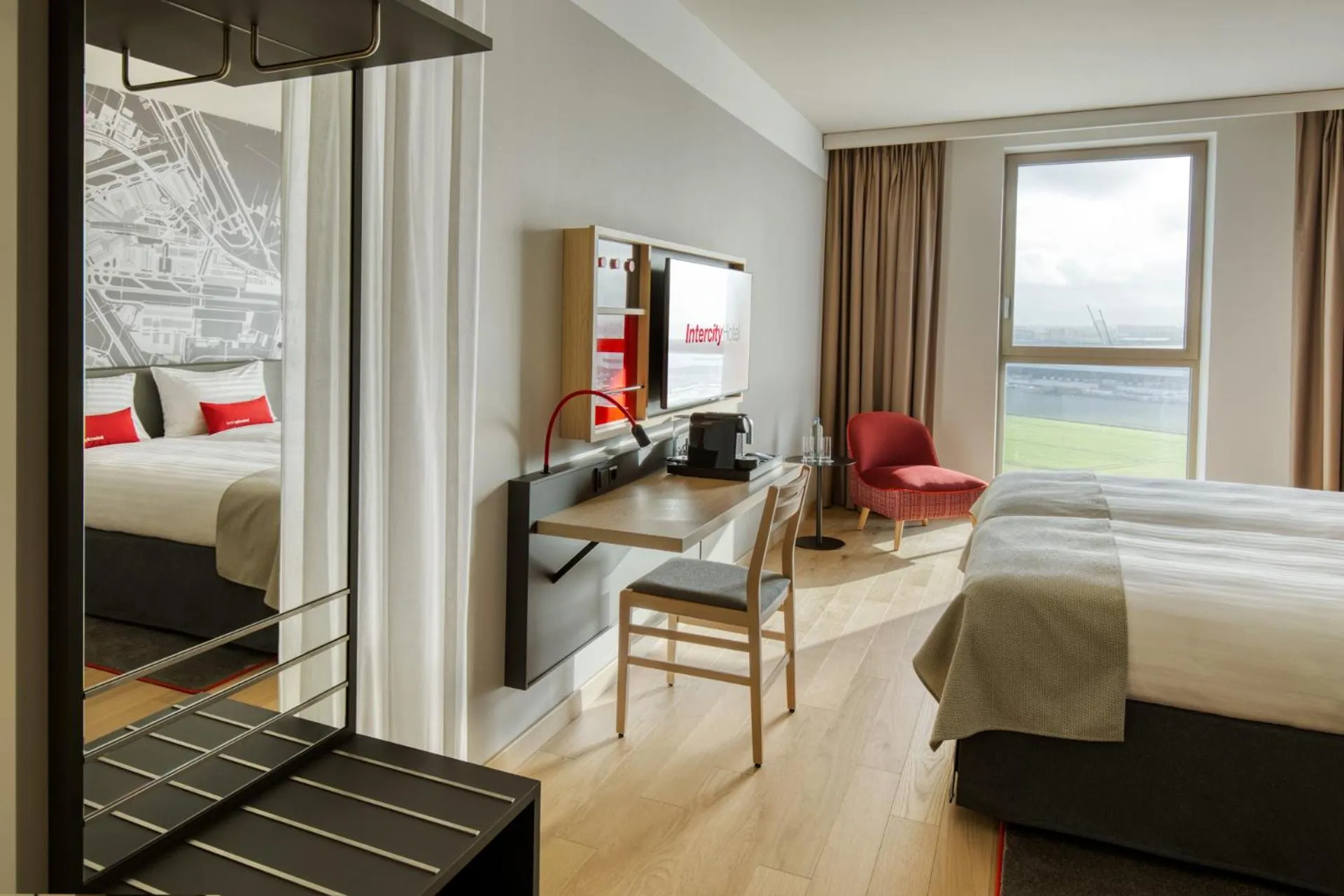 Superior Twin Room in IntercityHotel Amsterdam Schiphol Airport