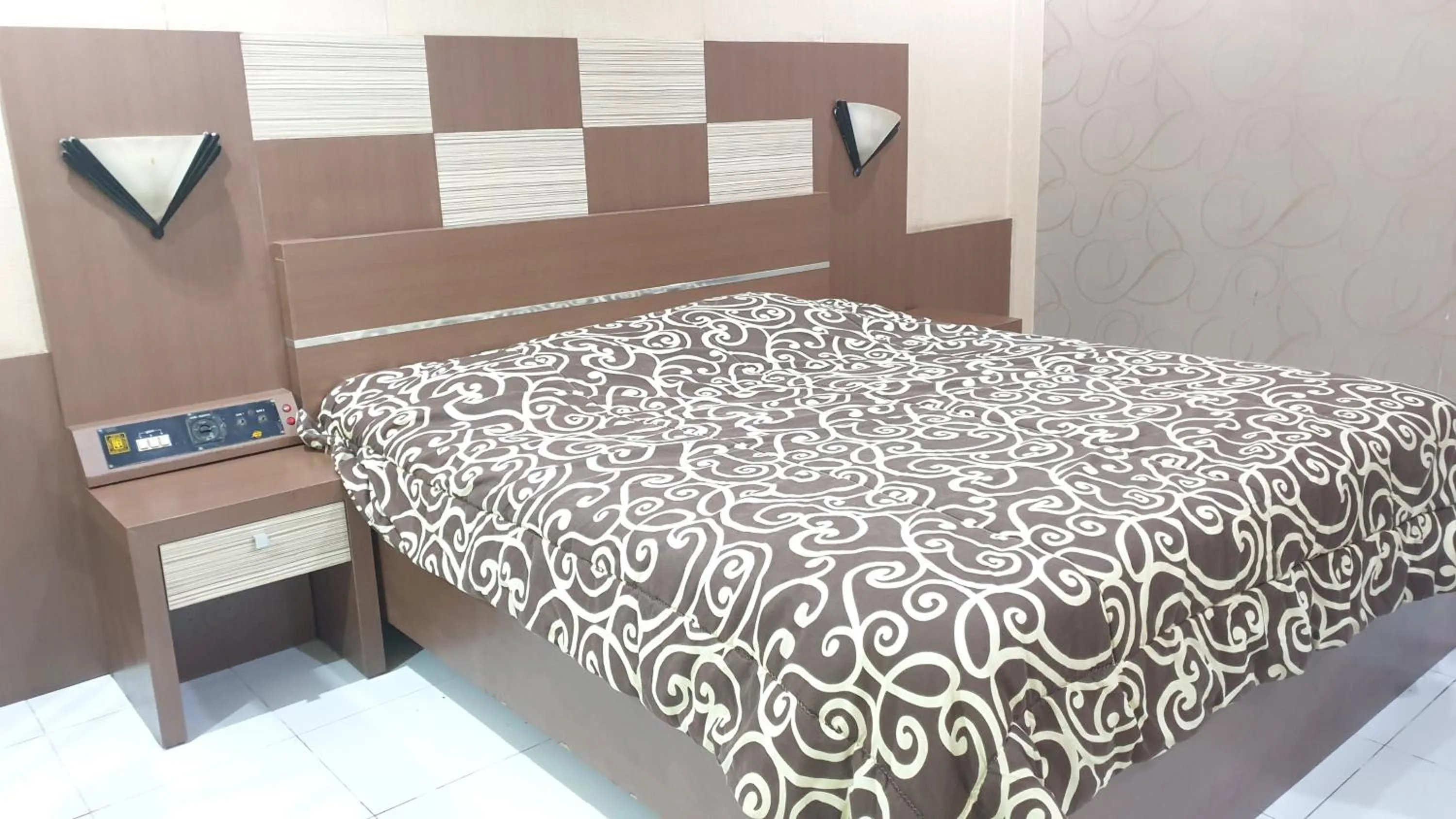 Deluxe Room in Hotel Suroyo RedPartner