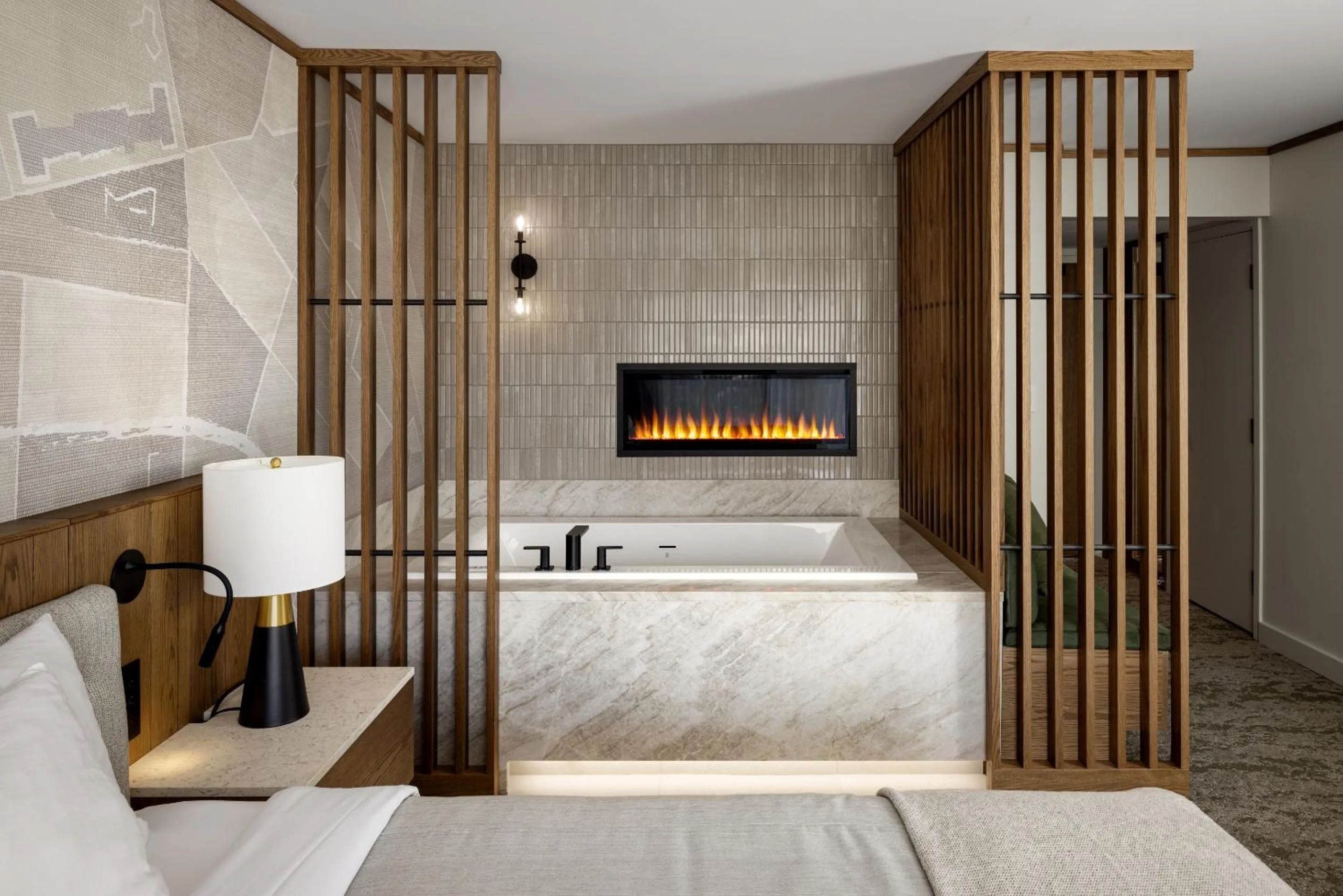 Deluxe King Room with Jacuzzi  in Banff Park Lodge