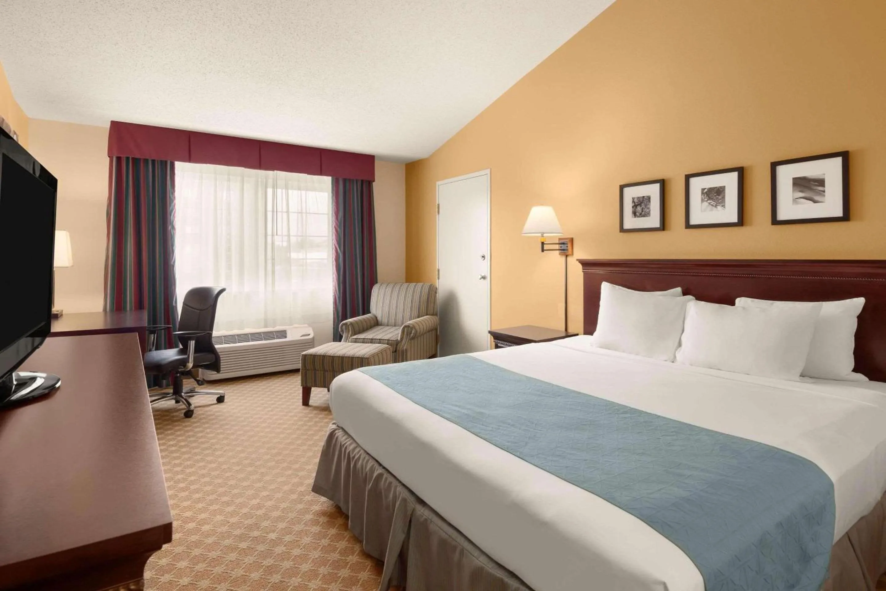 Executive King Room in Country Inn & Suites by Radisson, Sioux Falls, SD