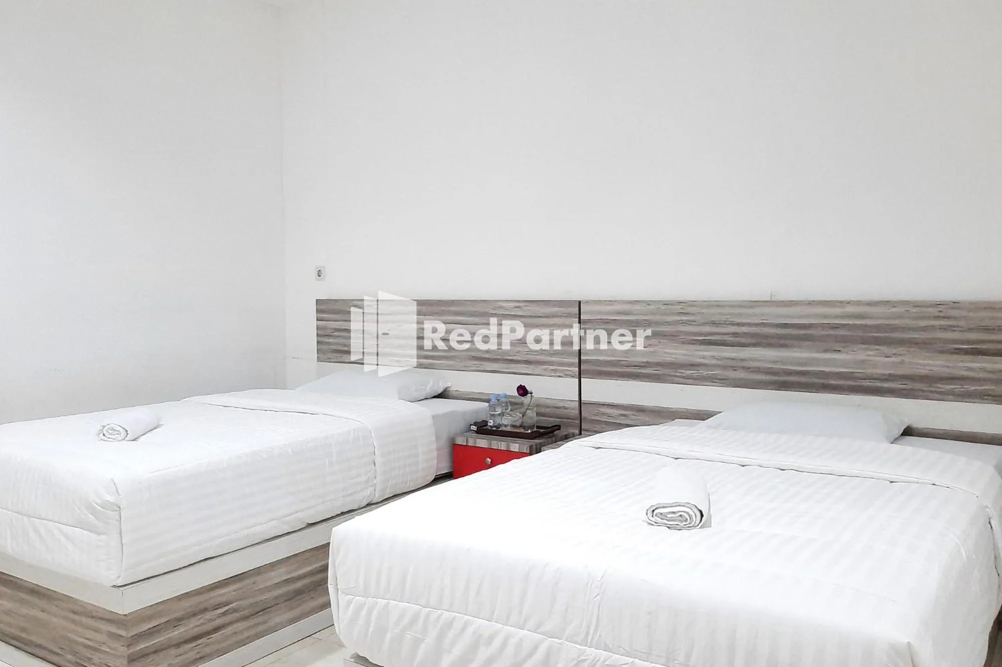 Deluxe Twin Room in Roemah Proklamasi Syariah Mitra RedDoorz