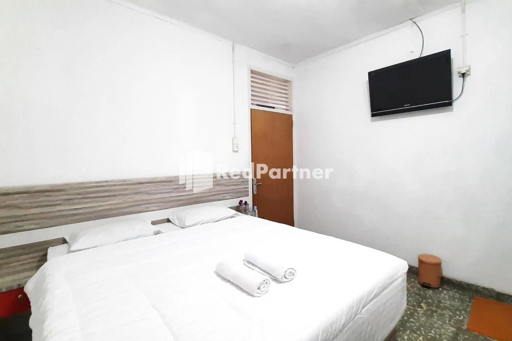 Standard Double Room in Roemah Proklamasi Syariah Mitra RedDoorz