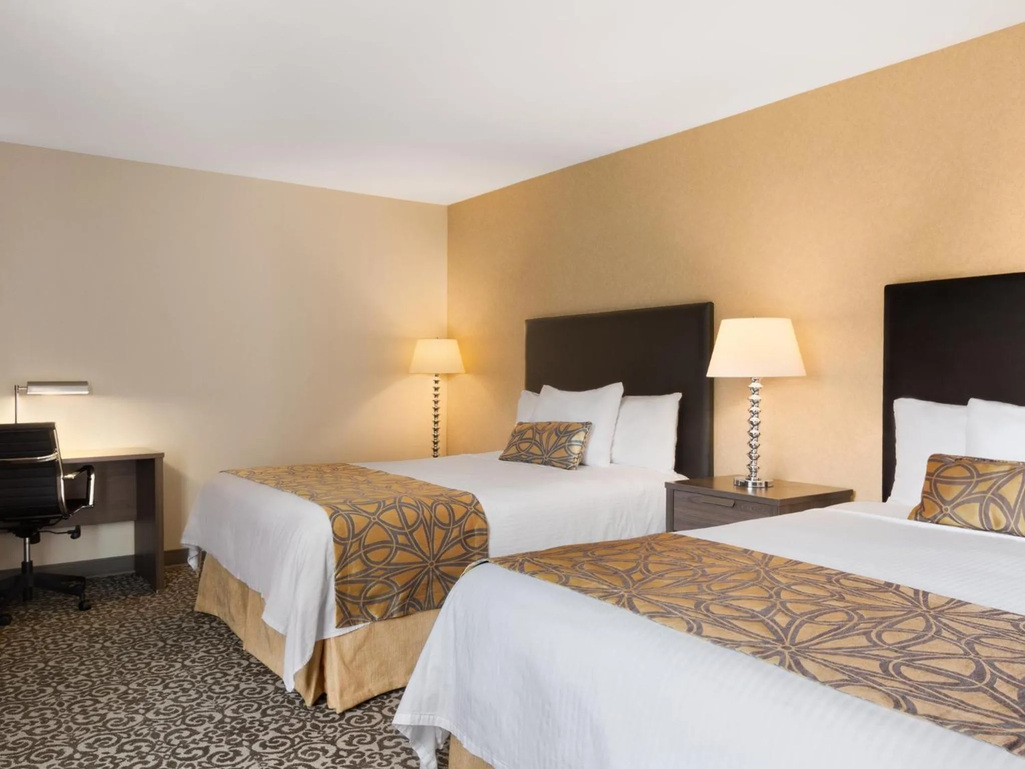 Queen Room with Two Queen Beds - River Side - Non-Smoking in Travelodge by Wyndham Niagara Falls Fallsview