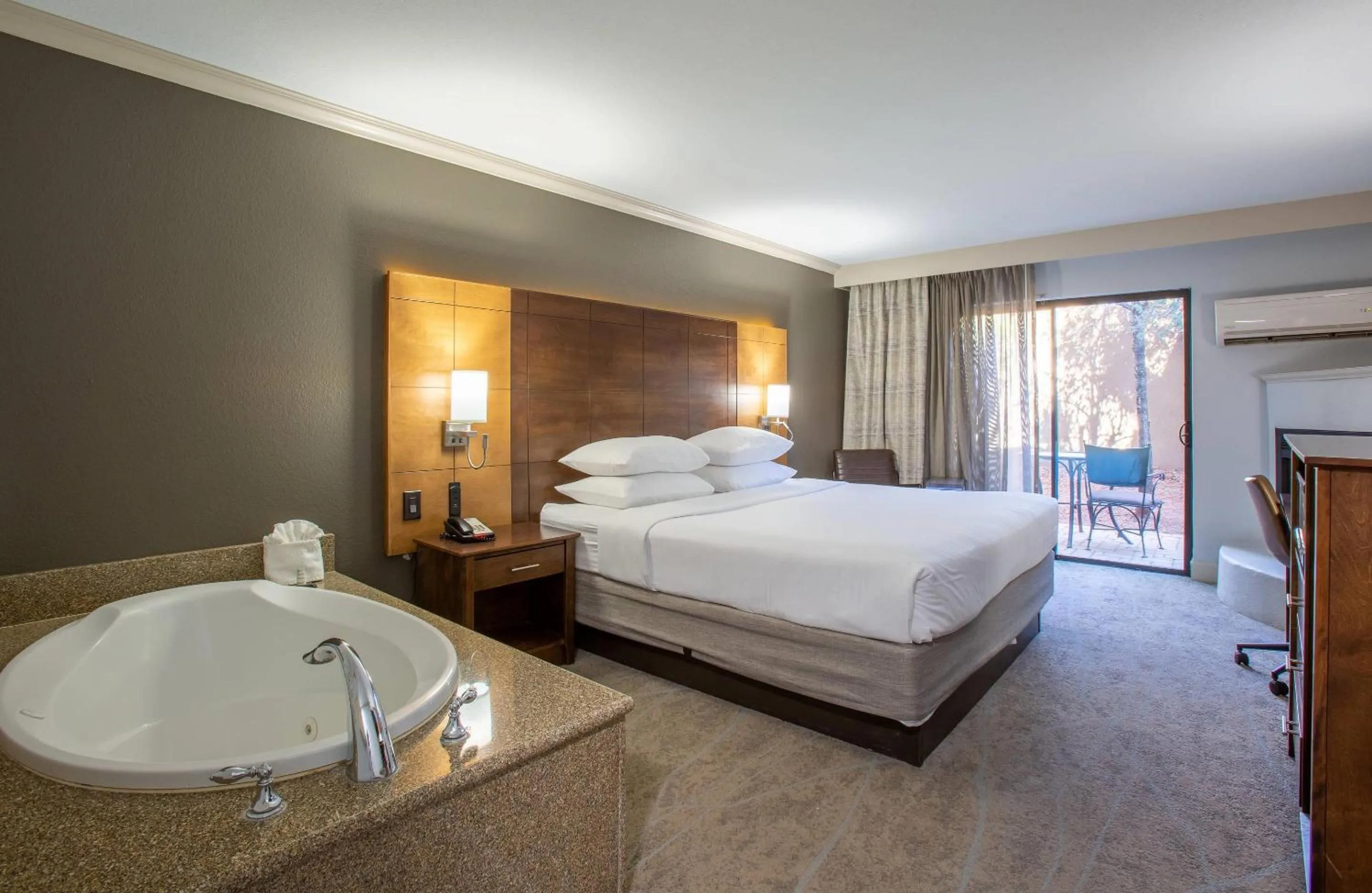 King Suite with Whirlpool Bath - Accessible/Non-Smoking/1st Floor in Arroyo Pinion Hotel, an Ascend Collection Hotel