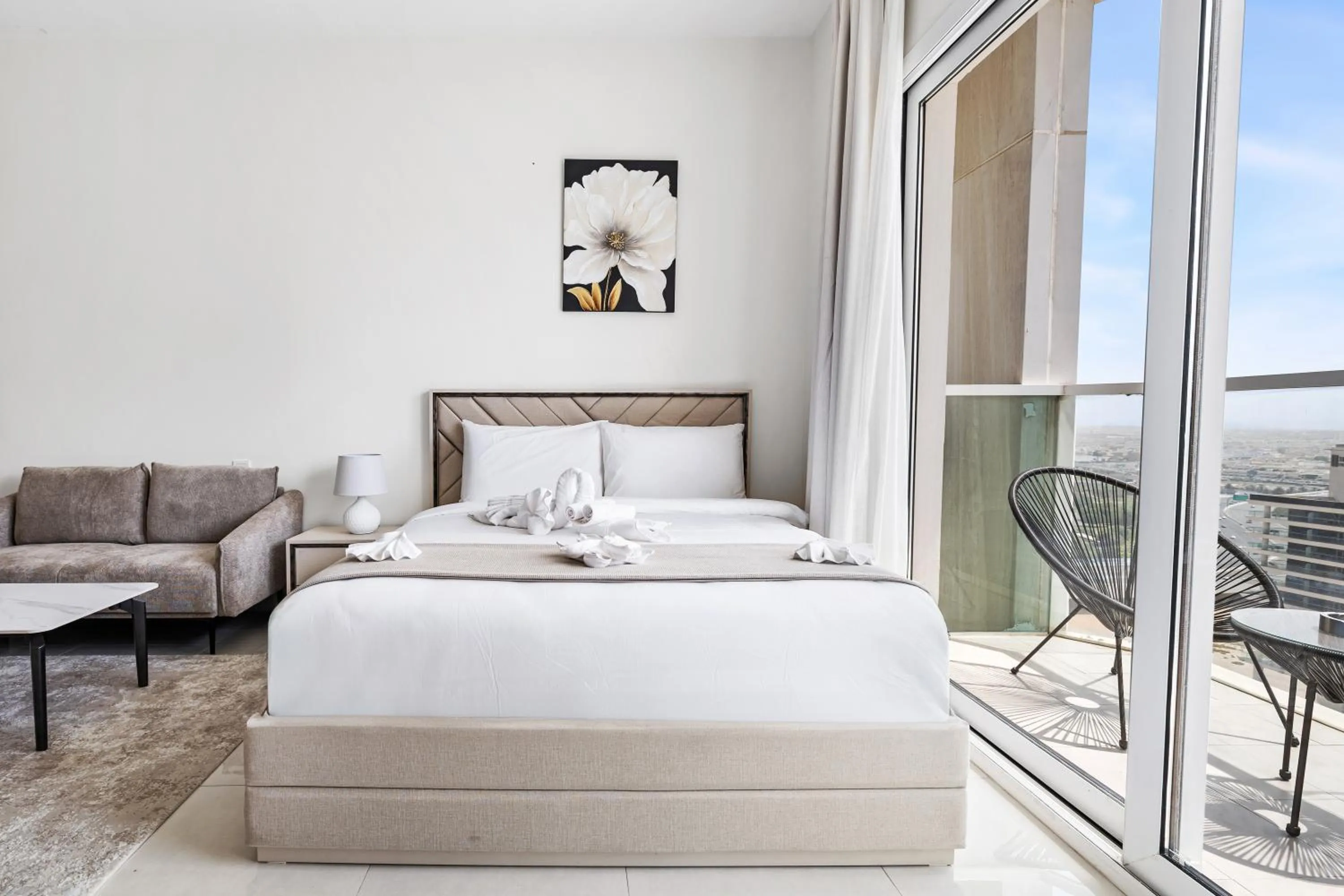 Premium Studio with Kitchen & Balcony in Unlock Metropolis Business Bay