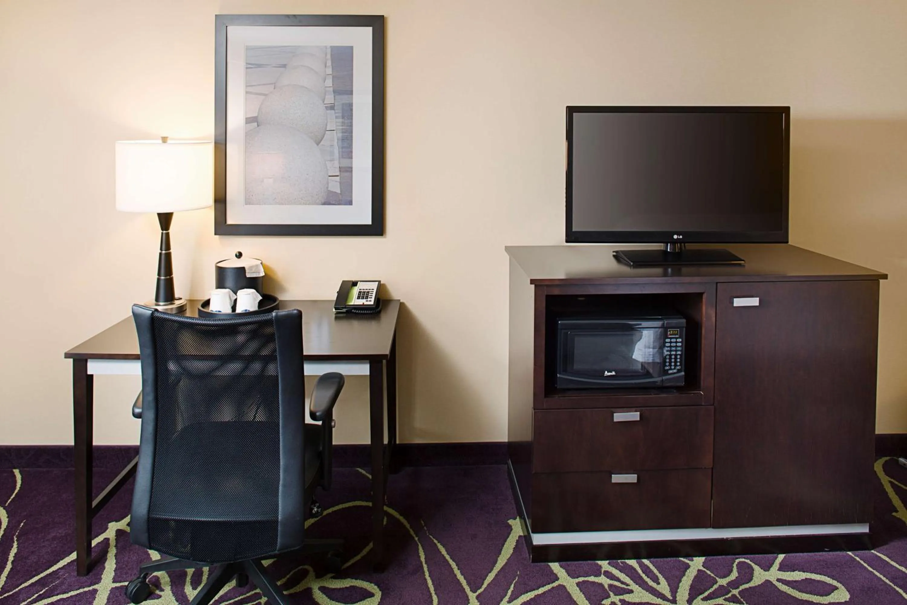 King Room with Sofa Bed in Hampton Inn & Suites Lansing West