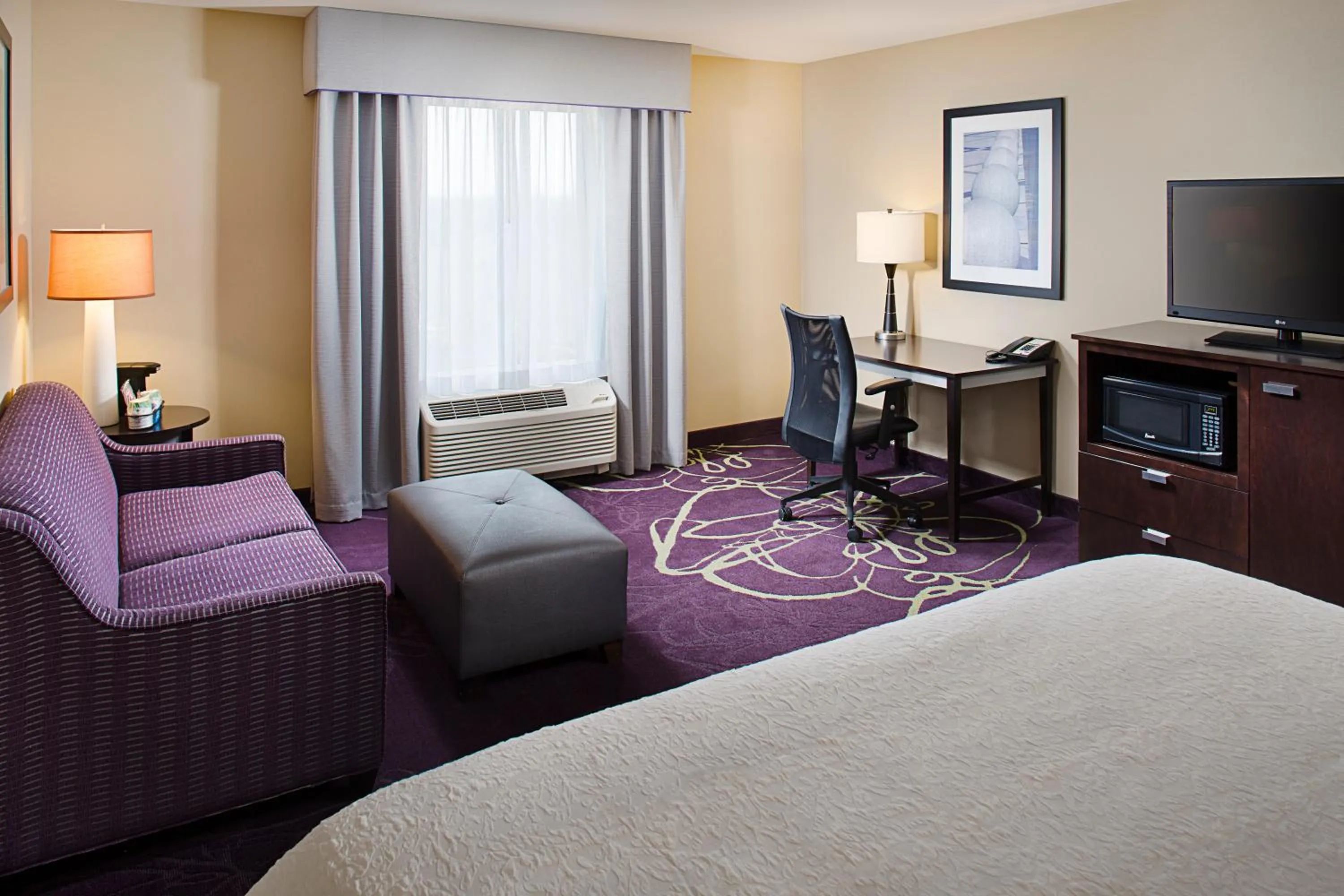 King Room with Sofabed - Hearing Accessible/Non-Smoking in Hampton Inn & Suites Lansing West