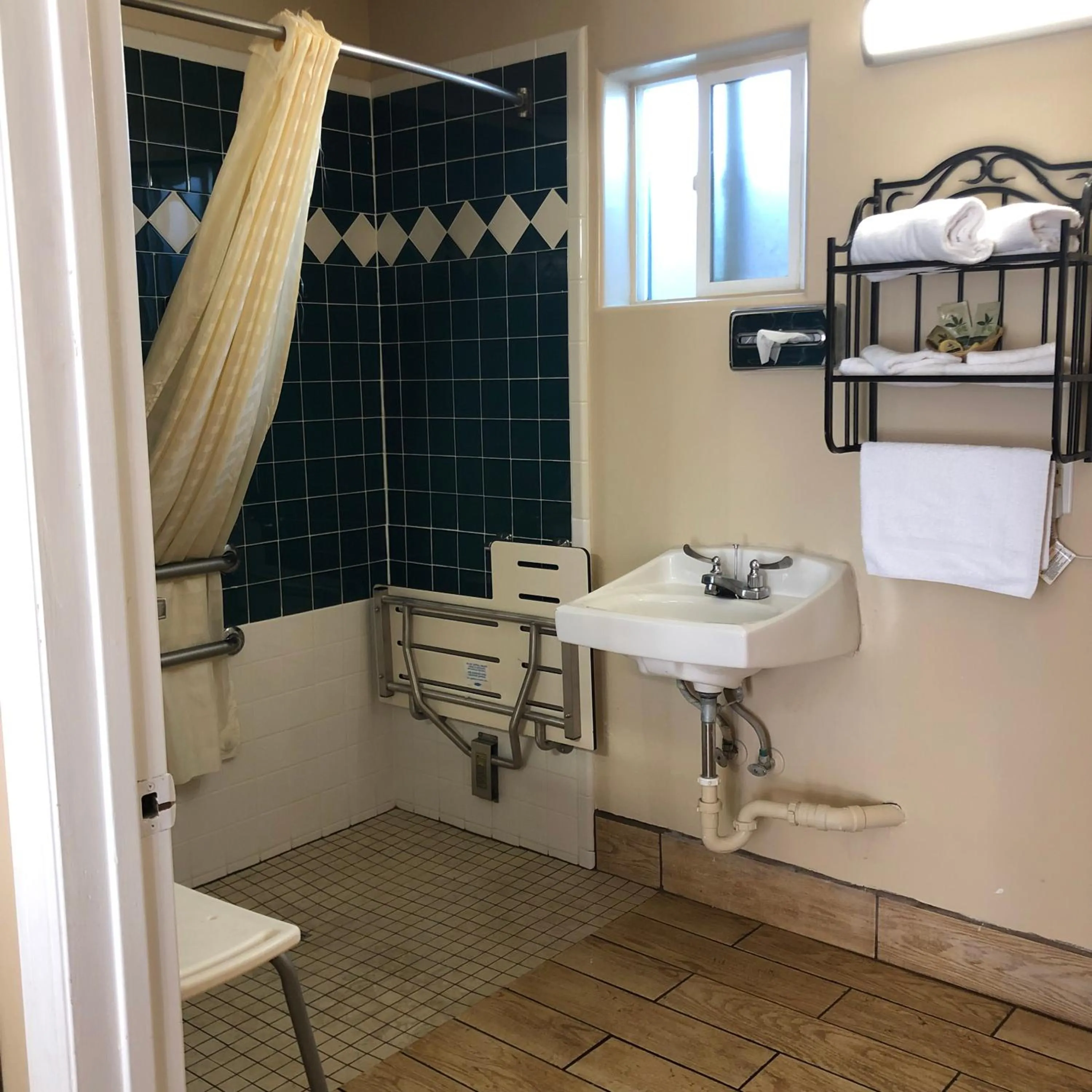 Queen Room - Disability Access in Holland Inn & Suites