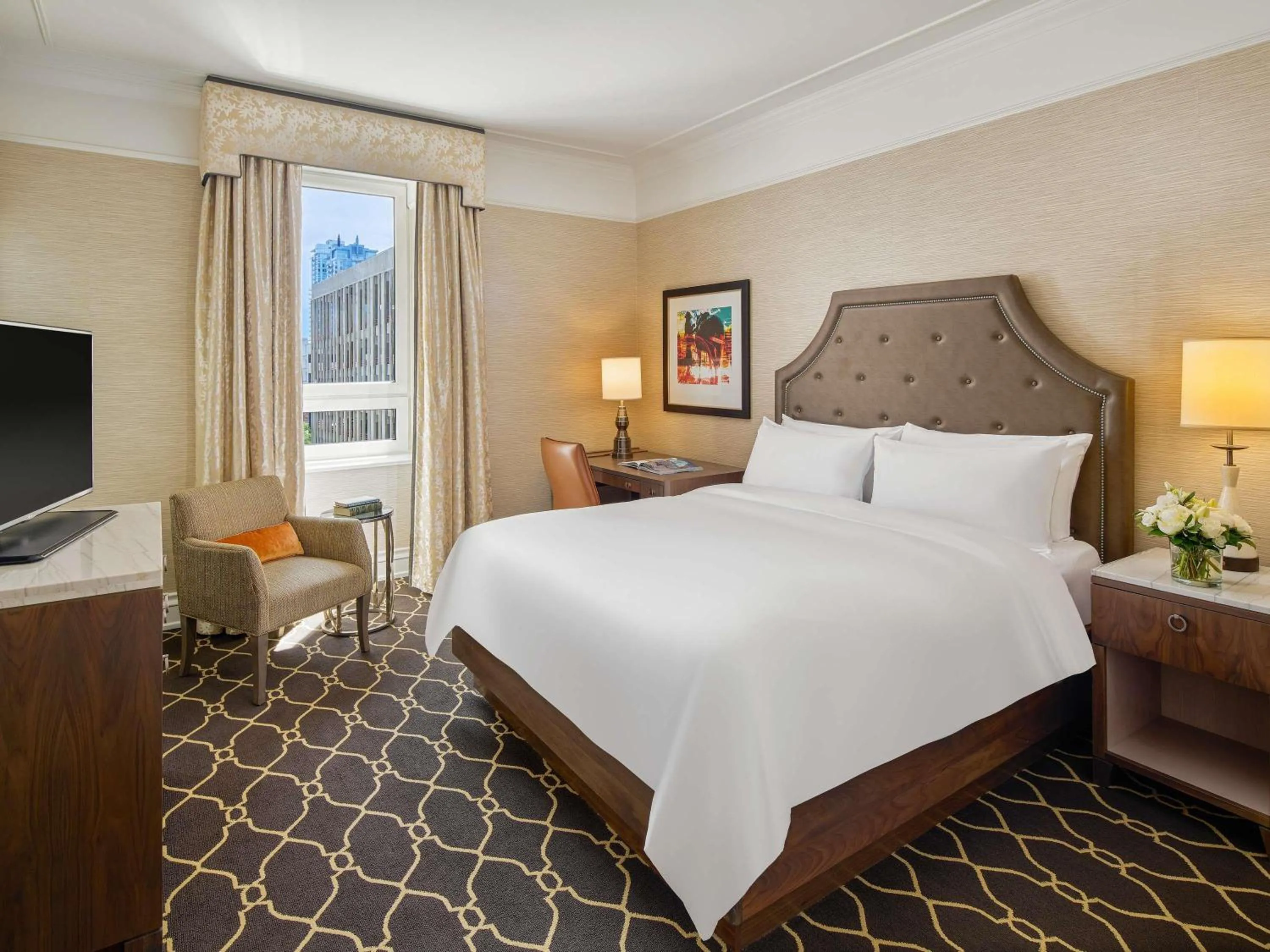 Deluxe Queen Room with City or Courtyard View in Fairmont Palliser