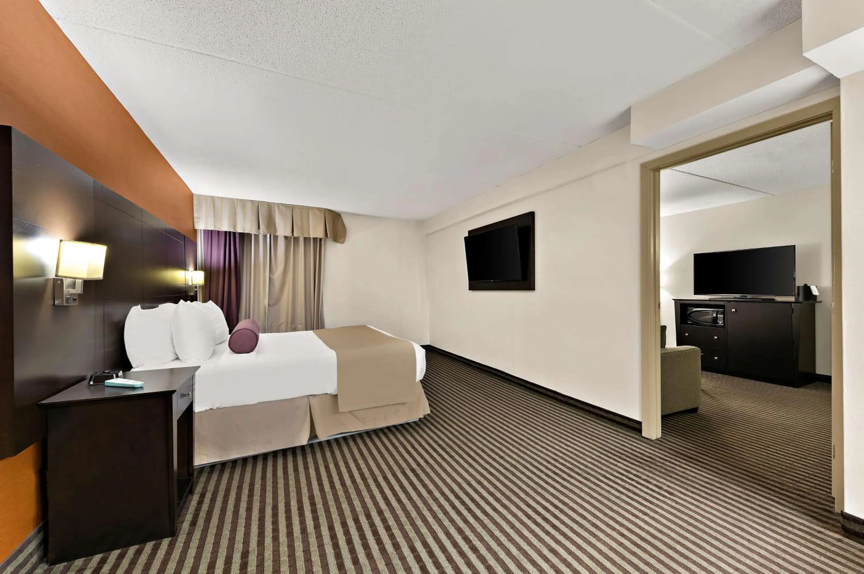 Deluxe King Suite with Spa Bath in Best Western Plus Toronto North York Hotel & Suites