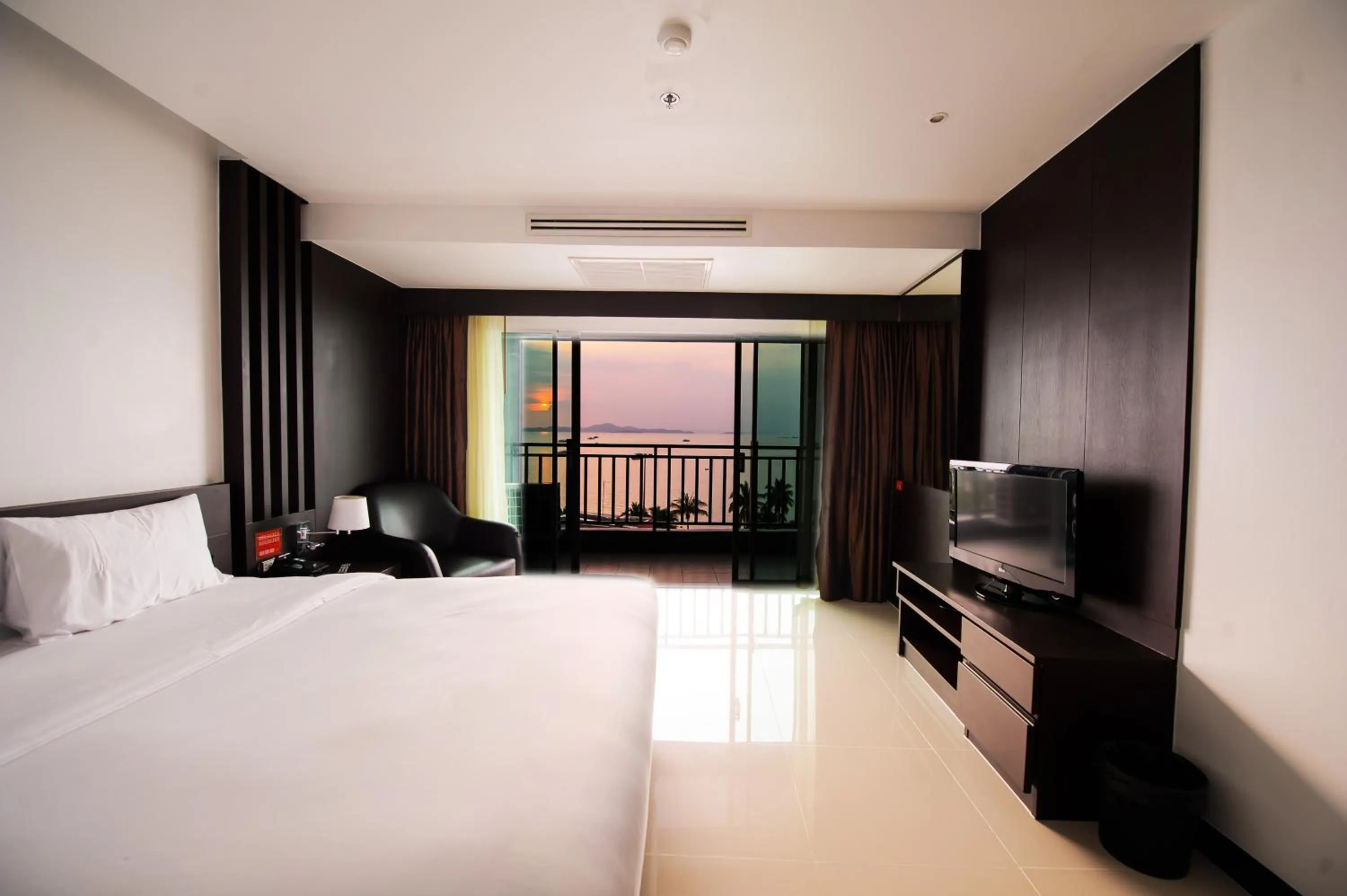 Deluxe King Room with Sea View in Hotel Selection Pattaya