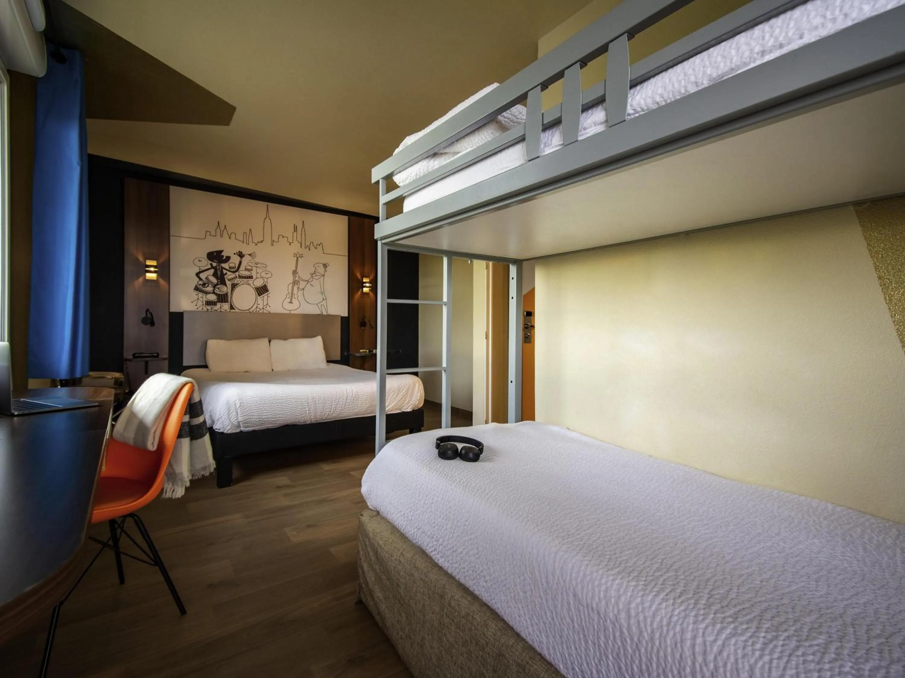 Family Room with One Queen Bed and One Bunk Bed in Ibis Styles Toulouse Blagnac Aéroport