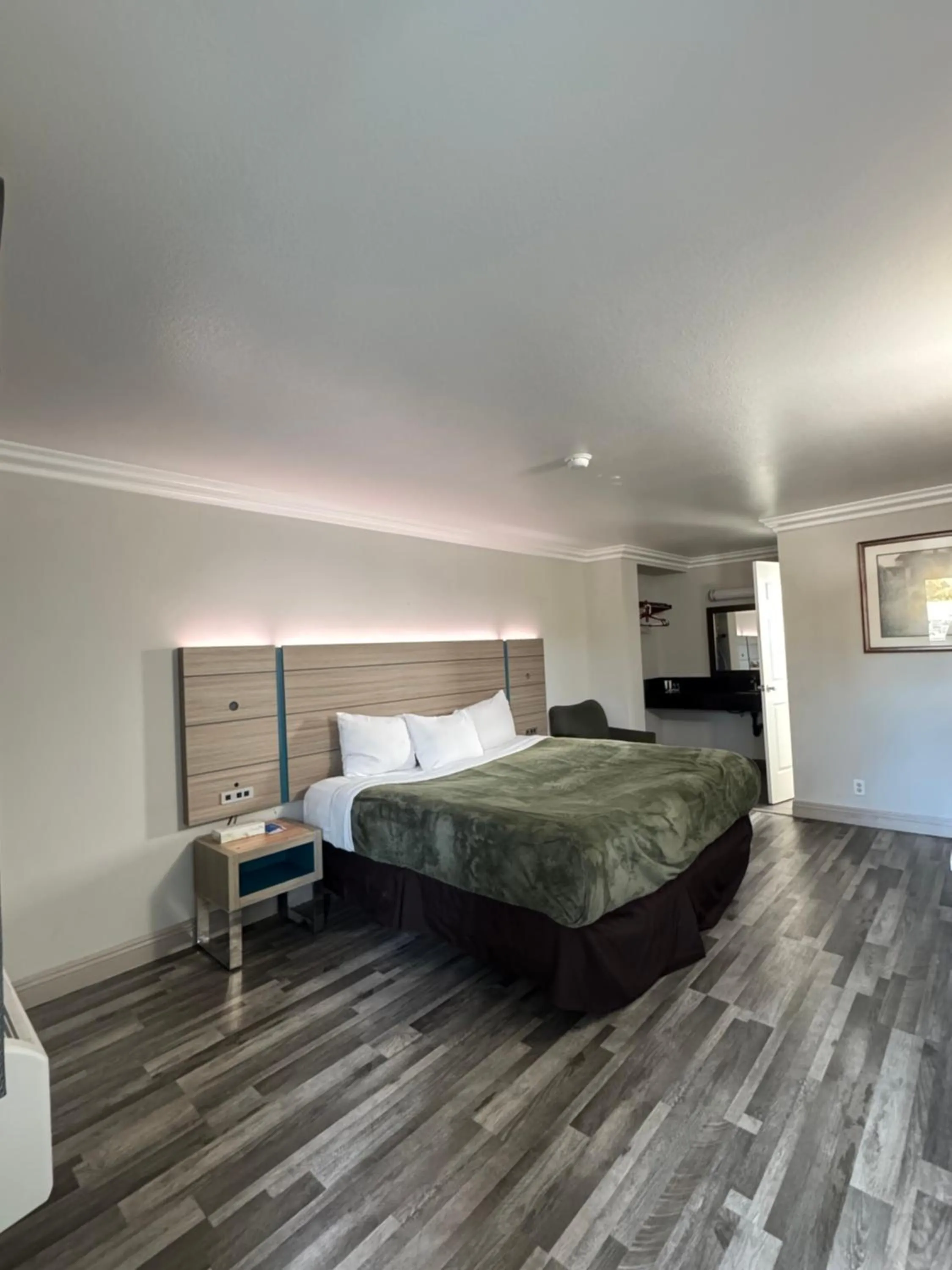 King Room - Accessible/Non-Smoking in Rodeway Inn Ventura Midtown