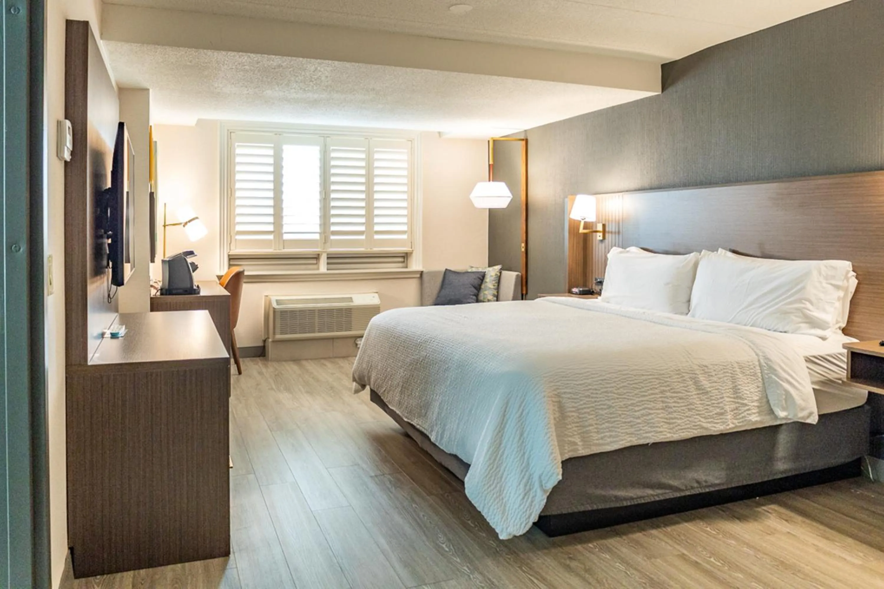 King Suite with Spa Bath in Holiday Inn Hotel & Suites St.Catharines-Niagara by IHG