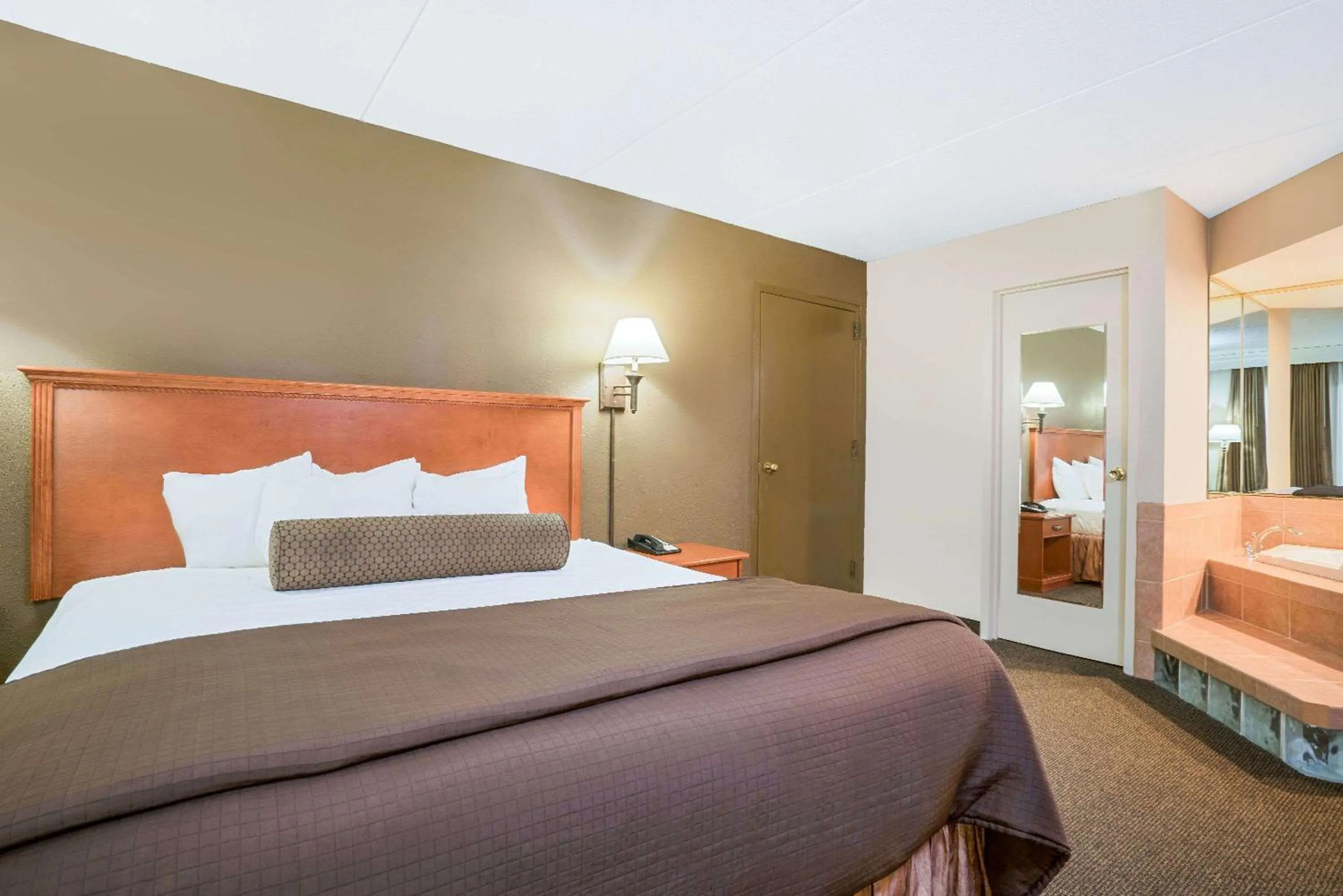 Business King Suite in Ramada by Wyndham Plymouth Hotel & Conference Center